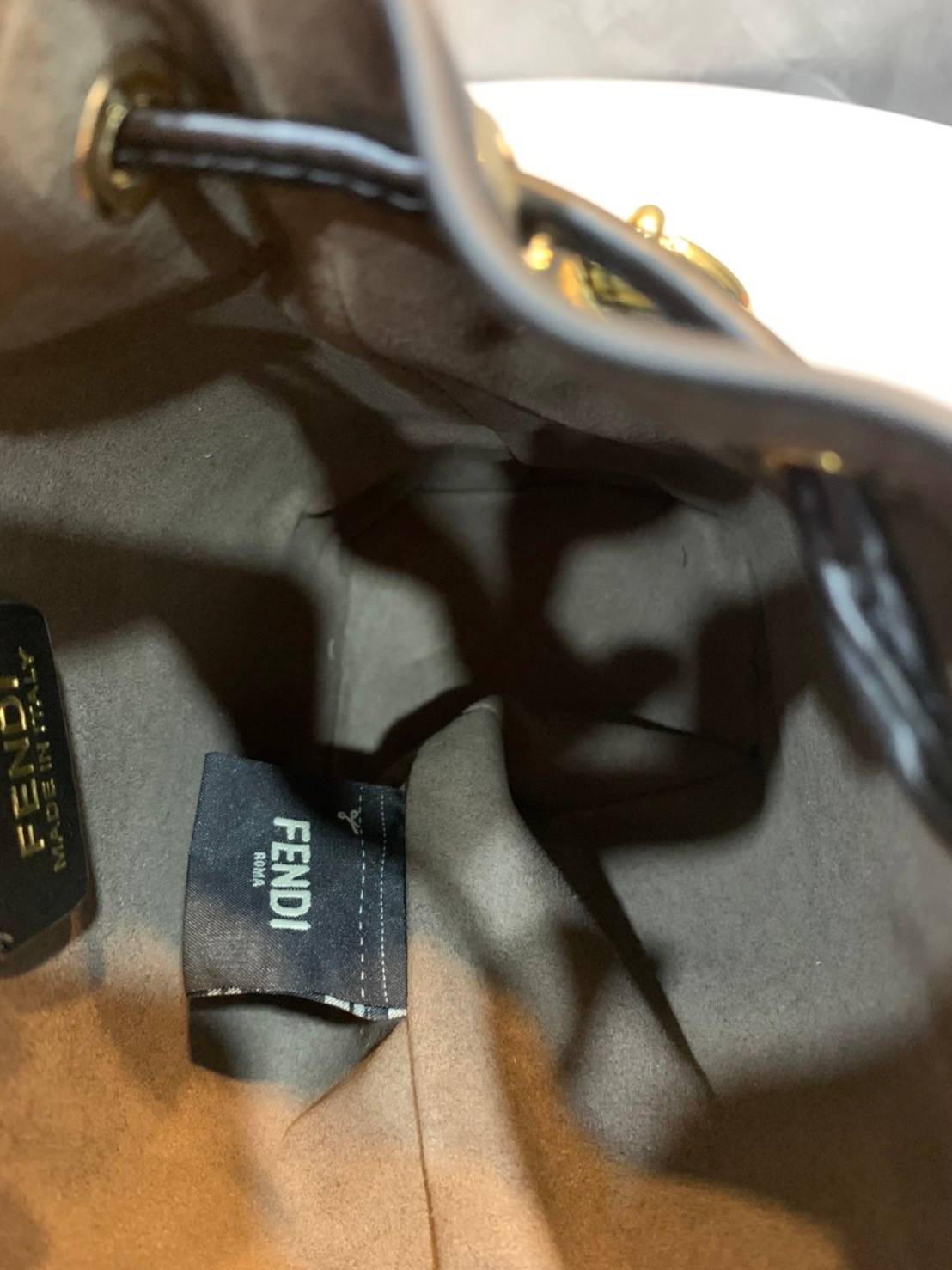 FENDI Mon Tresor Mini leather bucket bag กระเป๋าถือทรงขนมจีบสุดคิ้วท์ หรือสะพายไหล่ วัสดุหนังแท้อย่างดี รุ่นใหม่ล่าสุด สวยหรู ดูแพง คุณนายสุดไปเลยค่า ถือแล้วสวยมากๆ จุของได้กำลังดี ทรงนี้ต้องมีติดตู้ไว้สักใบนะคะ!