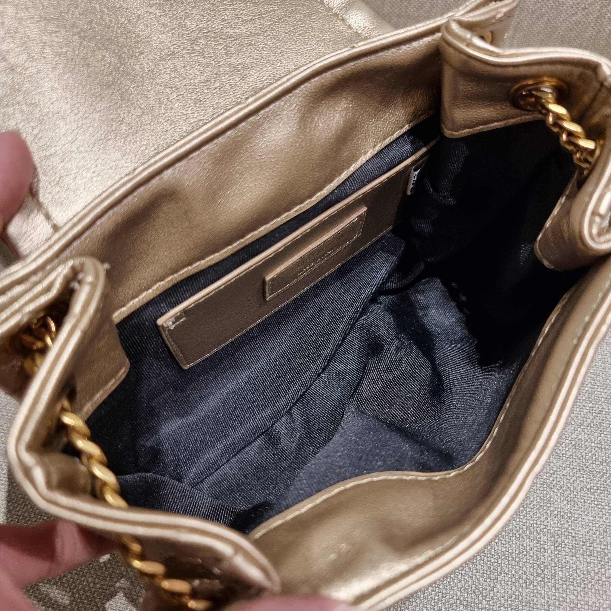 Yves Saint laurent mini nolita in lambskin / YSL mini nolita น้องสาวคนสวยที่ต้องตาเมื่อแรกเห็น กระเป๋าสะพายดีไซน์หรู ไซส์มินิ แบรนด์นี้ไม่เคยทำให้ผิดหวังจริงๆ ด้วยดีเทลความเรียบง่ายแต่มีความหรูอยู่ในตัว วัสดุหนังแกะ สัมผัสดีงามมากๆ เปิด-ปิดด้วยกระดุมแม่เห