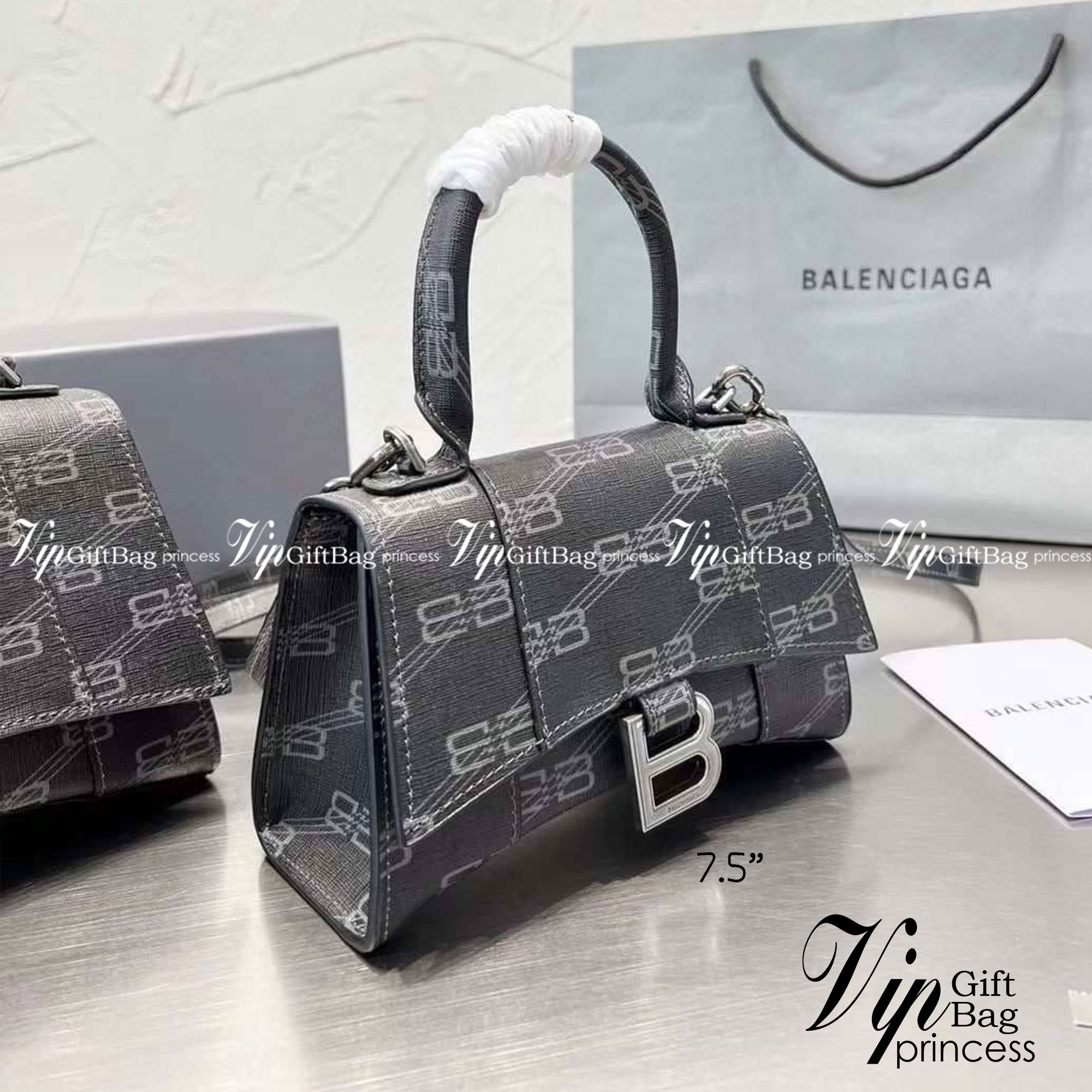 BALENCIAGA Hourglass BB Monogram top-handle tote bag กระเป๋าสะพายแบรนด์หรูซิกเนเจอร์ใบล่าสุด ที่มาพร้อมดีไซน์โดดเด่น มีความโฉบเฉี่ยว โค้งมนเหมือนพระจันทร์เสี้ยว เพิ่มความโดดเด่นสะดุดตาด้วยการตกแต่งอักษร B เมทัลลิก ที่เป็นเอกลักษณ์แบรนด์ งานจริงสวยงามตามรู