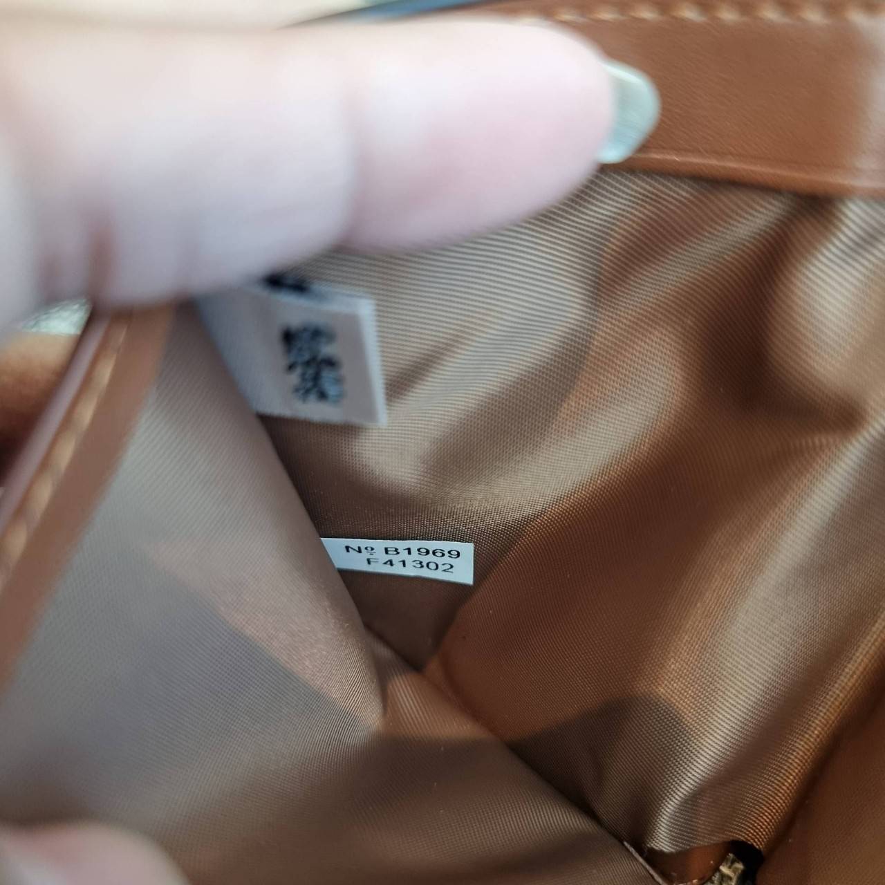 OUTLET 】COACH F41302 SMALL TRIFOLD WALLET IN SIGNATURE CANVAS สวยคลาสสิค พกพาง่าย ใบเล็กน่ารักน่าใช้ ต้องยกให้ใบนี้จ้า 💗💋 ตอบโจทย์คนชอบพกน้อยที่สุด!! กระเป๋าสตางค์ใบสั้นหนังแคนวาสเคลือบคุณภาพดี ภายในเป็นหนังแท้ ใส่บัตร ใส่ธนบัตรได้ทุกชนิด 