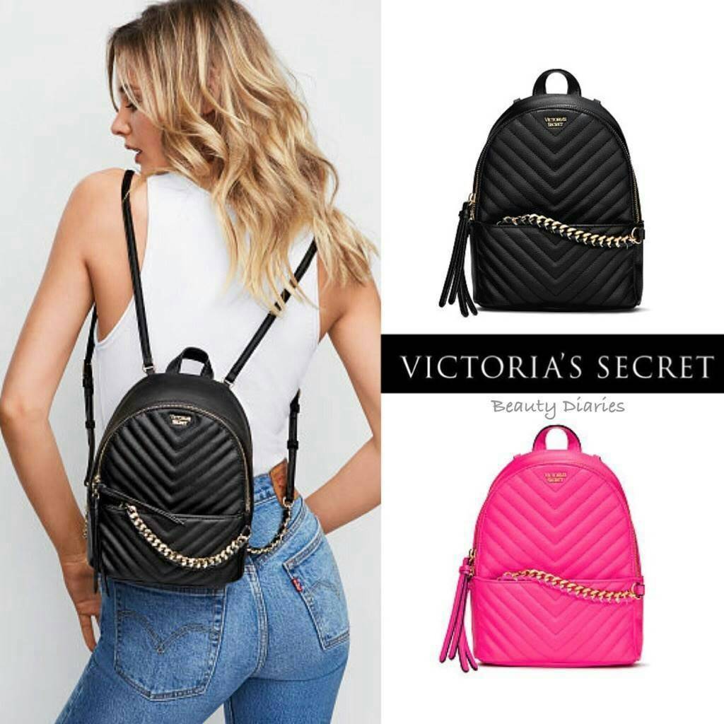 Victoria’s Secret Pebbled V-Quilt Small City Backpack กระเป๋าเป้สไตล์คลาสสิค วัสดุลายหนังแกะเทียม หนังนิ่ม เปิดปิดด้วยซิปคู่ ภายในบุผ้าสกรีนโลโก้ ใส่มินิไอแพค กระเป๋าสตางค์ยาวได้ สายสะพายโซ่ต่อหนังปรับระดับได้ ด้านหน้ามีช่องซิปร้อยหนังเส้นยาวดูมีดีเทล สะพ