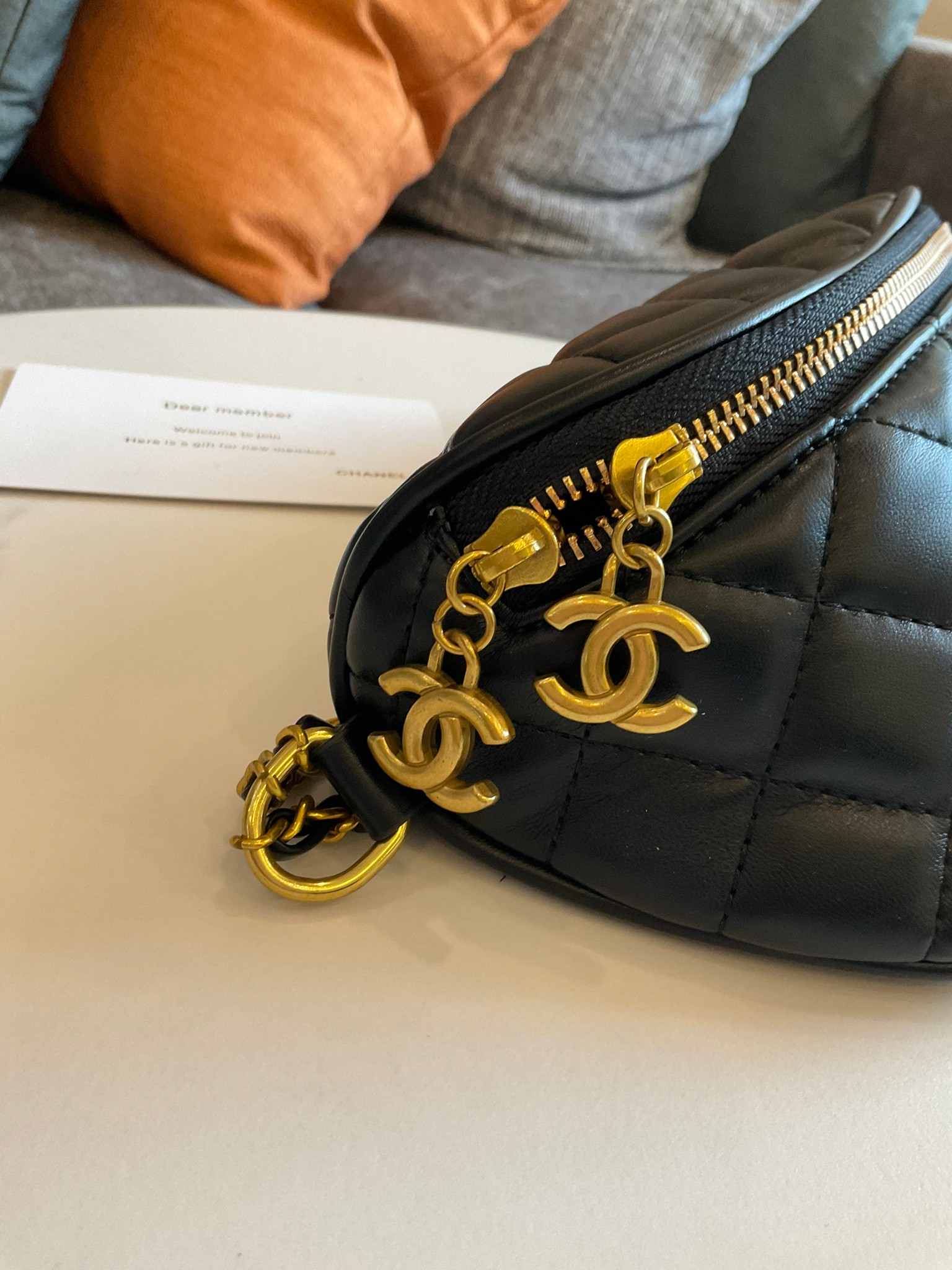 Chanel Belt bag black / CHANEL VIP GIFT CAVIER BAG CHANEL VIP GIFT BAG กระเป๋าคาดอกสุดเก๋ ที่กำลังมาแรงมาในตอนนี้ ตัวกระเป๋าเป็นหนังพียูพรีเมี่ยม อะไหล่ทองวินเทจทั้งใบ ด้านหน้าประดับโลโก้แบรนด์ เปิดปิดด้วยซิปยาว ด้านในใส่กระเป๋าสตางค์สั้นได้ มาพร้อมสายยาว