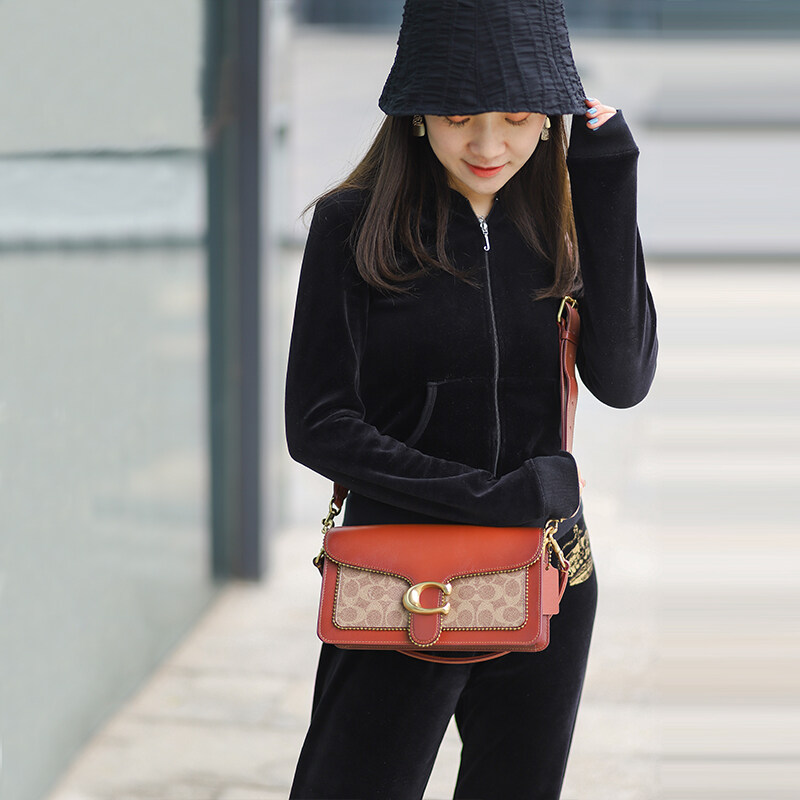 COACH TABBY SHOULDER BAG 26 IN SIGNATURE CANVAS WITH BEADCHAIN (6793,91215) กระเป๋าสะพายไหล่ ดีไซน์วินเทจย้อนยุค สวยคมชัด คลาสสิคใช้ได้ทุกลุค วัสดุหนังแท้สลับหนังแคนวาสเคลือบลาย เปิด-ปิดด้วยแม่เหล็กในตัว รับรองแน่นหนา ด้านหลังมีช่องแยก ภายในเป็นช่องโล่ง ข