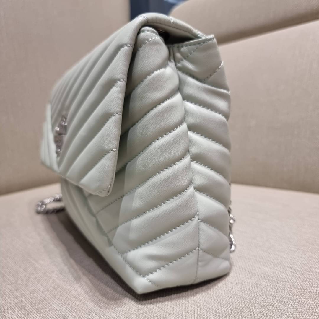 TORY BURCH KIRA CHEVRON CONVERTIBLE SHOULDER BAG (SMALL / MEDIUM) กระเป๋าสะพายรุ่นยอดฮิต ไซส์คลาสสิค ที่ใช้ยังไงก็ดูหรู ดีไซน์เฉพาะตัว วัสดุหนังแกะ สัมผัสนิ่ม เปิด-ปิดด้วยกระดุมแม่เหล็ก ภายในเป็นช่องโล่ง ใส่กระเป๋าสตางค์ มือถือ เครื่องสำอางค์ พาวเวอร์แบงค