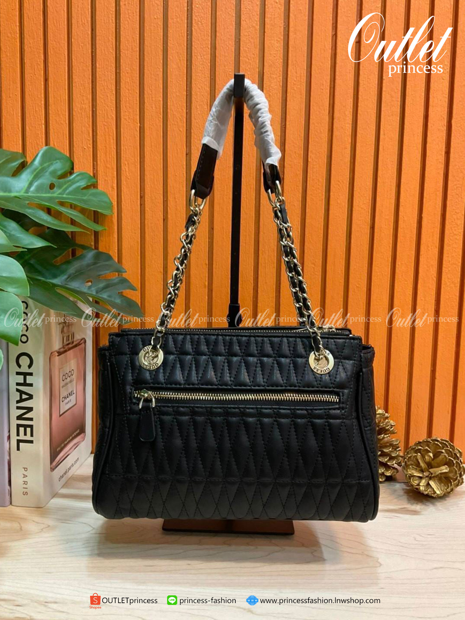 ของแท้ แท้ 100% GUESS CROSSBODY BAG กระเป๋าถือหรือสะพาย ขนาดกำลังดี วัสดุ pu. faux leather หนังนิ่ม นุ่มมาก สวยอยู่ทรง