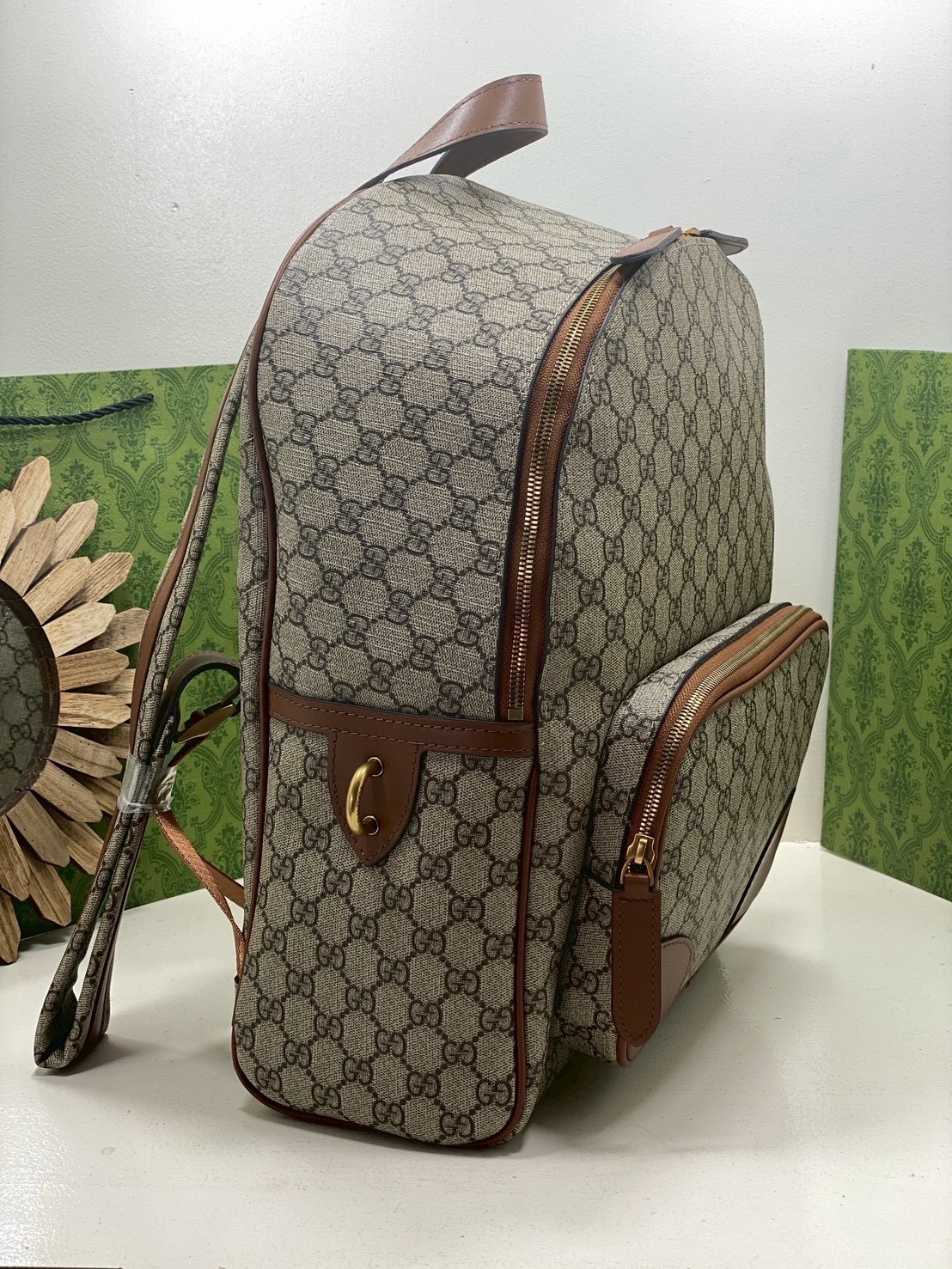 ORI หนังแท้ | Brown Gucci GG Emblem medium backpack กระเป๋าสะพายหลัง กระเป๋าเป้ ดีไซน์เรียบง่าย รูปทรงใช้งานง่าน ภายในโล่งกว้าง จุของได้เยอะ