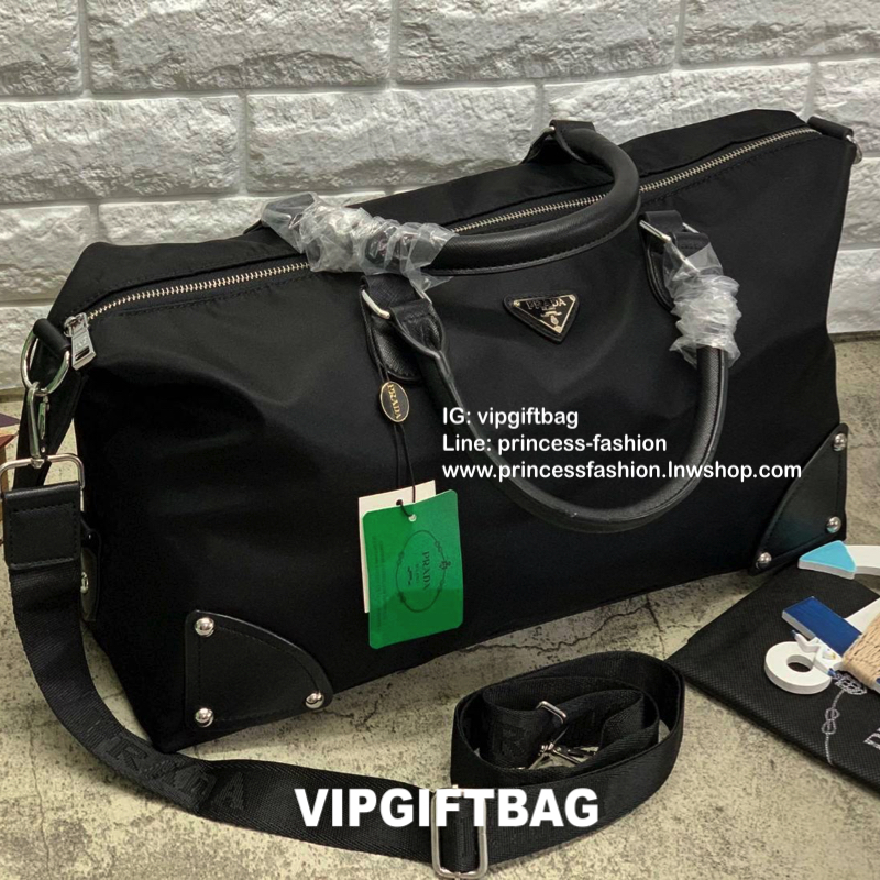 PRADA NYLON TRAVEL BAG PREMIUM GIFT ค่ะ กระเป๋าเดินทาง ทรงหมอน วัสดุไรบ่อนอย่างดี เนื้อหนา น่าใช้มากๆค่ะ อะไหล่เงิน ด้านหน้ามีโลโก้แบรนด์ เปิดปิดกระเป๋าแบบซิป ภายในโล่ง กว้างมากๆ ใส่ของได้เยอะเลยค่ะ มีช่องซิป ช่องเล็ก ช่องโล่ง แยกออกเป็นสัดส่วนค่ะ ด้านหลั
