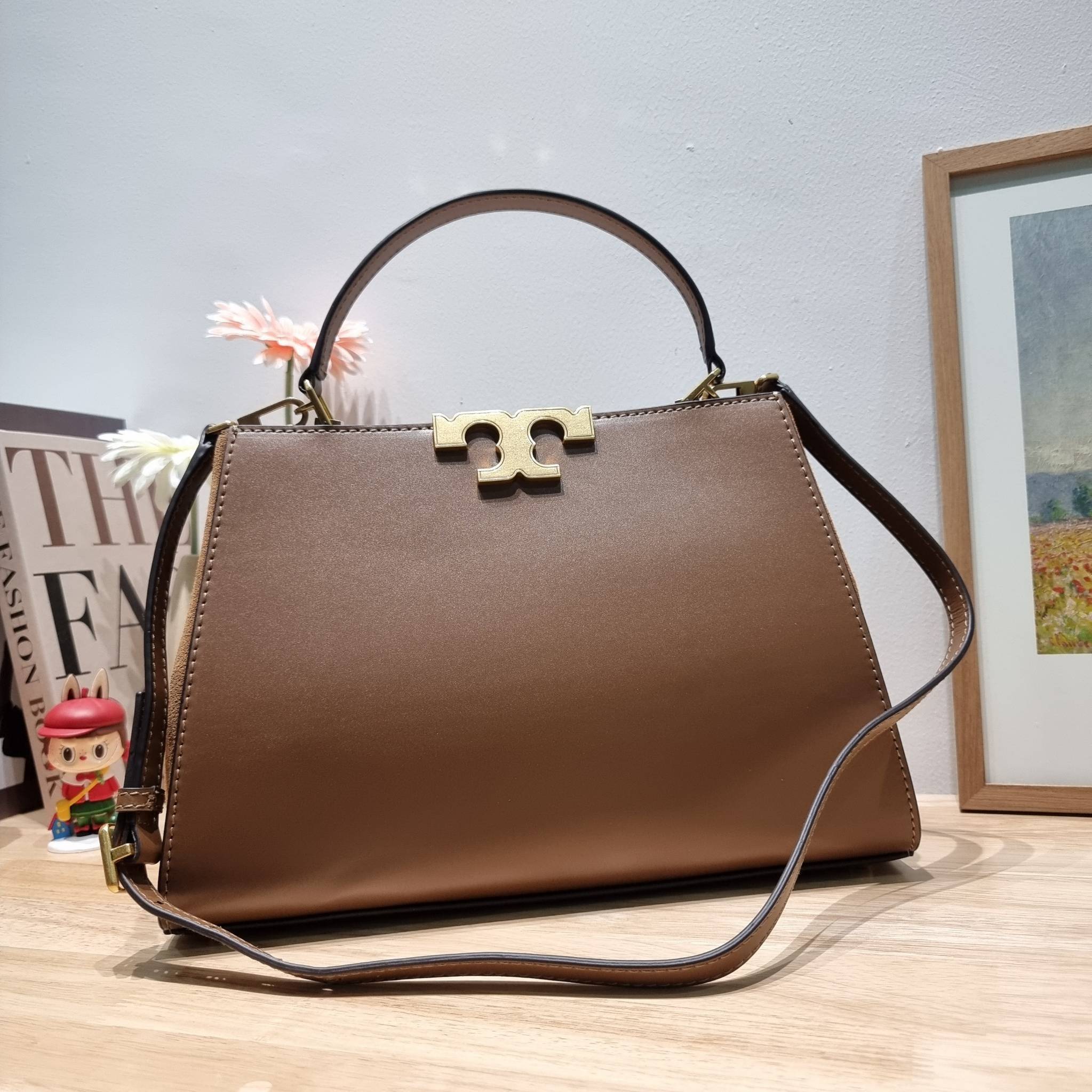 TORY BURCH ELEANOR SPAZZOLATO SATCHEL ใหม่และดูดีเกินต้าน กับกระเป๋าถือทรงสวย ใบใหญ่ ดีไซน์ผู้ดีเรียบหรู ถือขับผิวไปเลยทุกสี สวยคม มาพร้อมหูจับในตัว