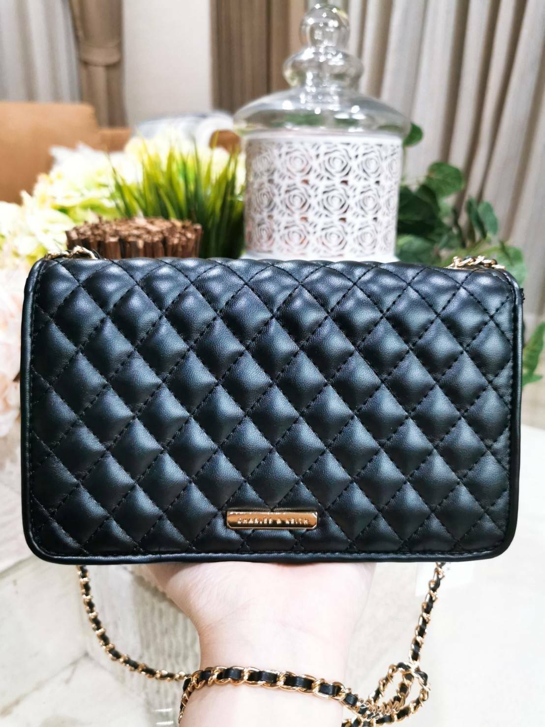 CHARLES & KIETH MINI CLUTCH BAG กระเป๋าสะพายทรงคลัชรุ่นยอดนิยมดีไซน์คลาสสิควัสดุหนังนิ่มลายตารางสวยอยู่ทรงขนาดมินิสไตล์ Chanel เปิดปิดด้วยตัวล๊อคแบบบิดอะไหล่ทอง ด้านหลังประดับโลโก้แบรนด์สวยดูดี มาพร้อมสายสะพายโซ่ร้อยหนัง Crossbody ได้สามารถซ้อนสายสะพายไหล