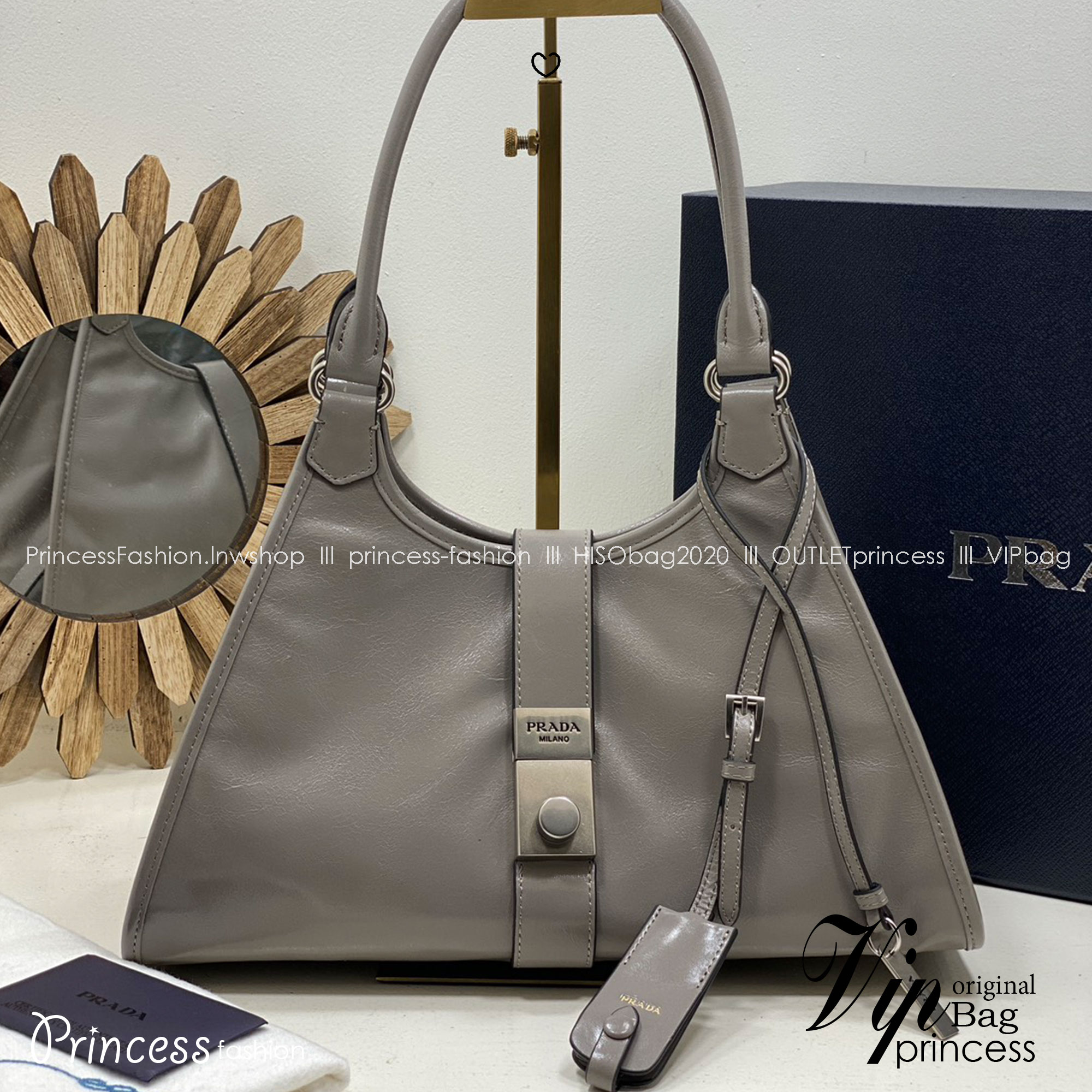 TOP ORI หนังแท้ | เกรดดีสุด PRADA Medium leather tote bag / pradahobo กระเป๋าสะพายทรงโฮโบ คลาสสิคหนังเงาสวยหรูดูแพง ใบใหญ่กำลังดี ดีไซน์ใหม่ล่าสุด ภายในโล่งกว้าง จุของได้สบายๆ