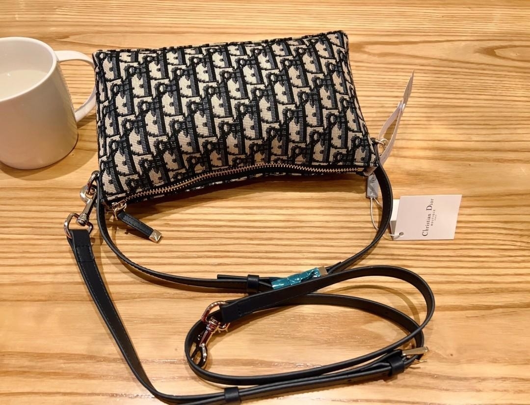 Medium DiorTravel Nomad Pouch Blue Dior Oblique Jacquard / DIOR AMBER MEDIUM BUCKET BAG กระเป๋าถือทรงพอช หรูหรามีสไตส์เป็นเอกลักษณ์