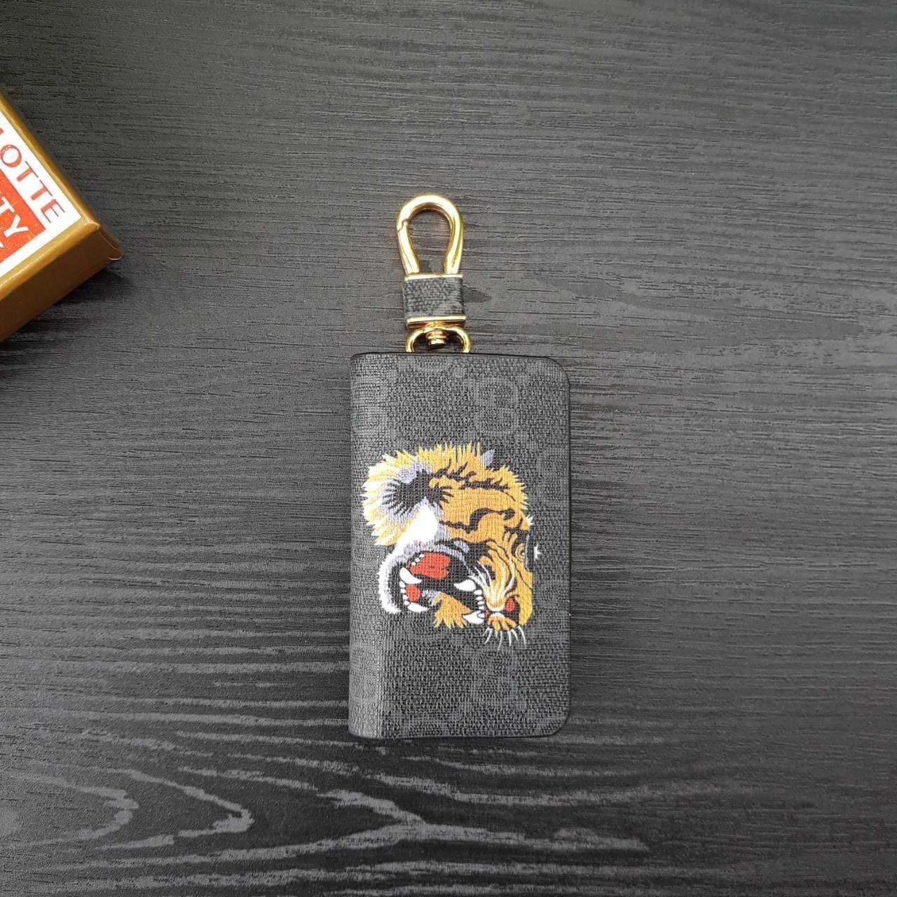 GUCCI Keychain กระเป๋าพวงกุญแจสุดหรูหรา ที่จะทำให้การหากุญแจรถยนต์ของคุณเป็นเรื่องง่าย ขนาดกระทัดรัด หยิบจับง่าย