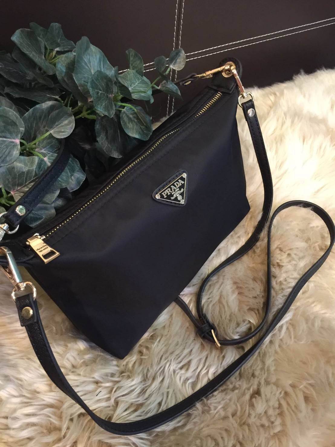 PRADA NYLON MINI SHOULDER BAG กระเป๋าสะพายทรงคลัชพรีเมี่ยมกิ้ฟจากเคาน์เตอร์ต่างประเทศรุ่น Limited edition ที่ฮ๊อตสุดๆวัสดุเป็น Nylon เนื้อหนาคุณภาพดีตามแบบฉบับของแบรนด์ ขนาดมินิกำลังดีน้ำหนักเบา ด้านหน้าประดับโลโก้แบรนด์อะไหล่ทองหรู ภายในมีช่องซิปและช่องใ