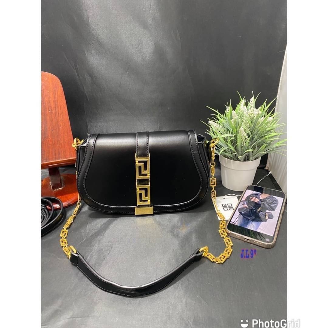 Versace Small Greca Goddess leather shoulder bag สัมผัสกระเป๋าสุดไอคอนิกอย่าง “Greca Goddess” พร้อมลวดลายที่สะท้อนตัวตนในรูปแบบใหม่ของ Versace ที่บอกเล่าเรื่องราวฉบับใหม่ของเเบรนด์ได้อย่างน่าหลงใหล