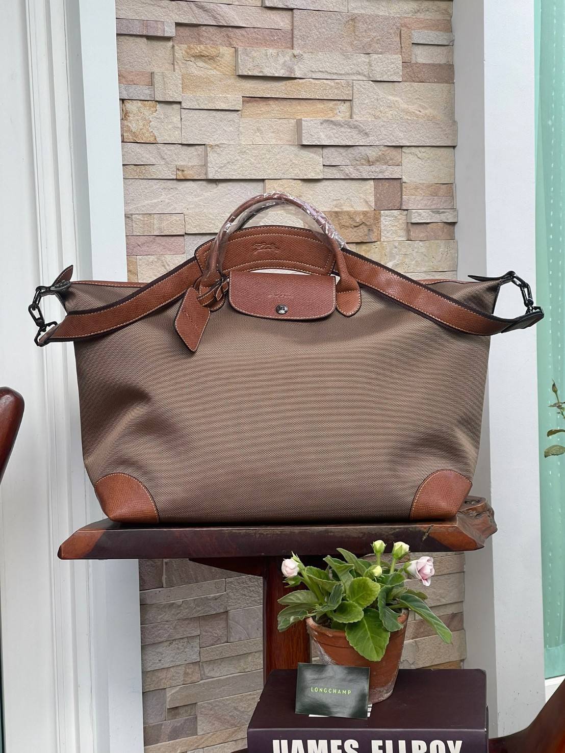 LONGCHAMP BOXFORD TRAVEL BAG L กระเป๋าเดินทางขนาดใหญ่ มาพร้อมสายสะพายที่สามารถถอดได้ ให้คุณเลือกสะพายไหล่หรือถือได้ มีซิปรูดเปิดปิดกระเป๋าที่ให้คุณมั่นใจได้ว่าคุณจัดเก็บไอเท็มของคุณได้อย่างมิดชิด บ็อคฟอร์ด (BOXFORD) สะท้อนความเป็นเอกลักษณ์ของแบรนด์ที่เปี่