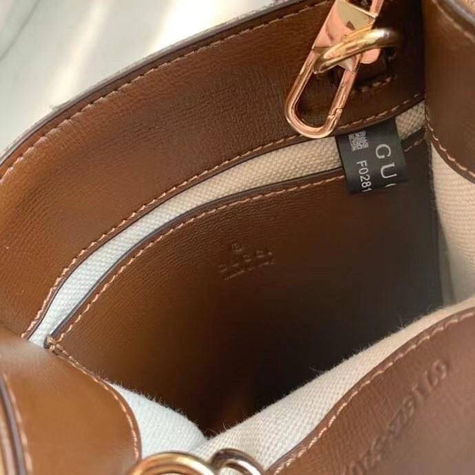 Gucci mini Tote กระเป๋าสะพายข้าง Premiumgift วัสดุหนังแท้ ด้านในโล่ง ใส่กระเป๋าตังค์ ใส่โทรศัพท์ Iphone+ ได้ สายยาวปรับระดับได้ Crossbody ได้ น้ำหนักเบา มาพร้อมกล่องและลิปบิ้นแบรนด์ สวยหรูดูแพง จะซื้อใช้เองหรือเป็นของขวัญก็เหมาะ ได้ไปไม่ผิดหวังค่ะ ไอเท็มน