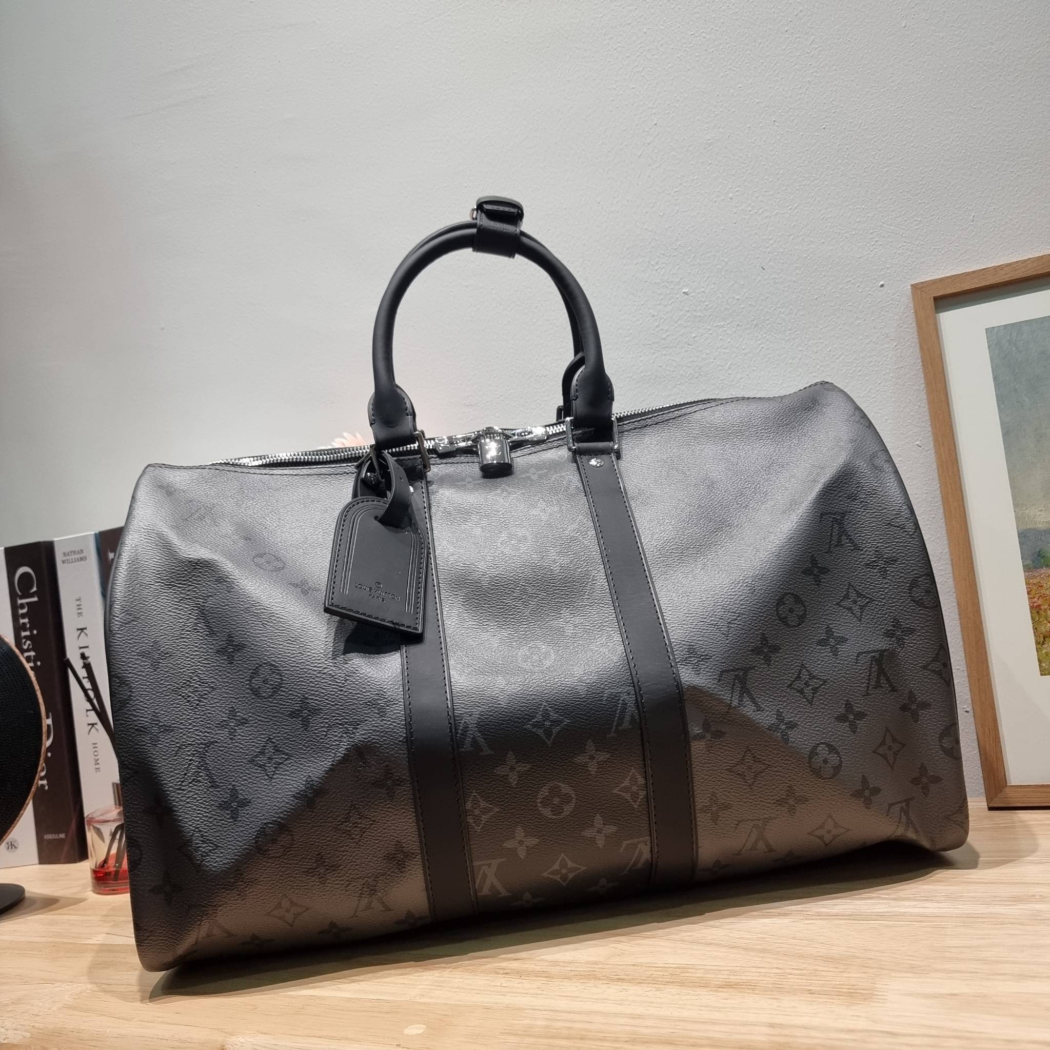 LV KEEPALL BANDOULIERE MONOGRAM ECLIPSE REVERSE กระเป๋าเดินทางสุดคลาสสิค ทึ่ใครๆก็เฝ้ารอ ไอเท็มที่จะทำให้การเดินทางไม่ธรรมดาอีกต่อไป ด้วยดีเทลความเป็นเอกลักษณ์ เรียบแต่หรู วัสดุหนังแคนวาสคุณภาพดี ลวดลายโมโนแกรม เปิด-ปิดด้วยซิปแน่นหนา มีกุญแจล็อคได้ มีสายส