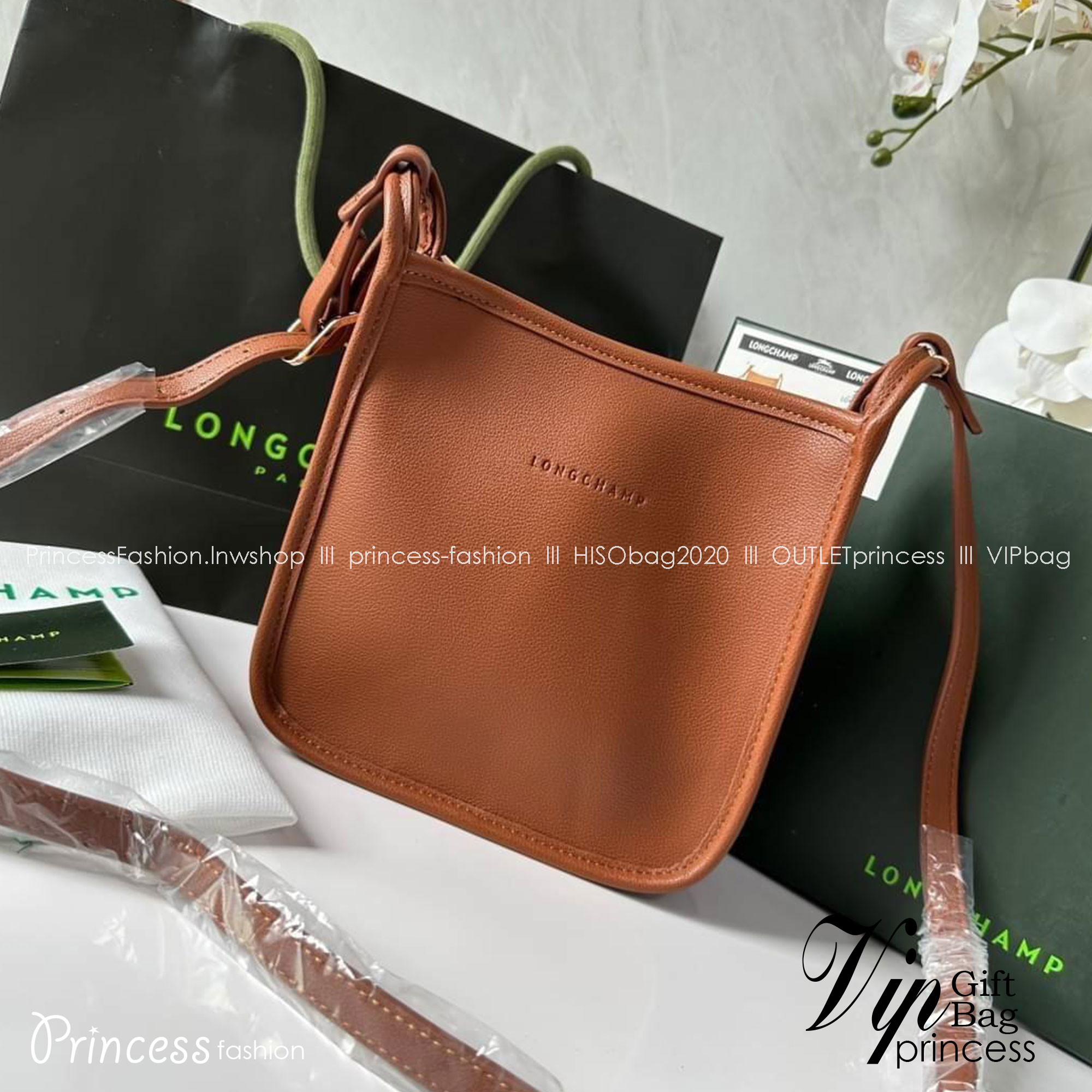 LONGCHAMP LE FOULONNÉ CROSSBODY BAG กระเป๋าสะพายที่เรียบง่ายและดูดี การออกแบบที่คล่องตัวของรุ่นนี้เหมาะอย่างยิ่ง