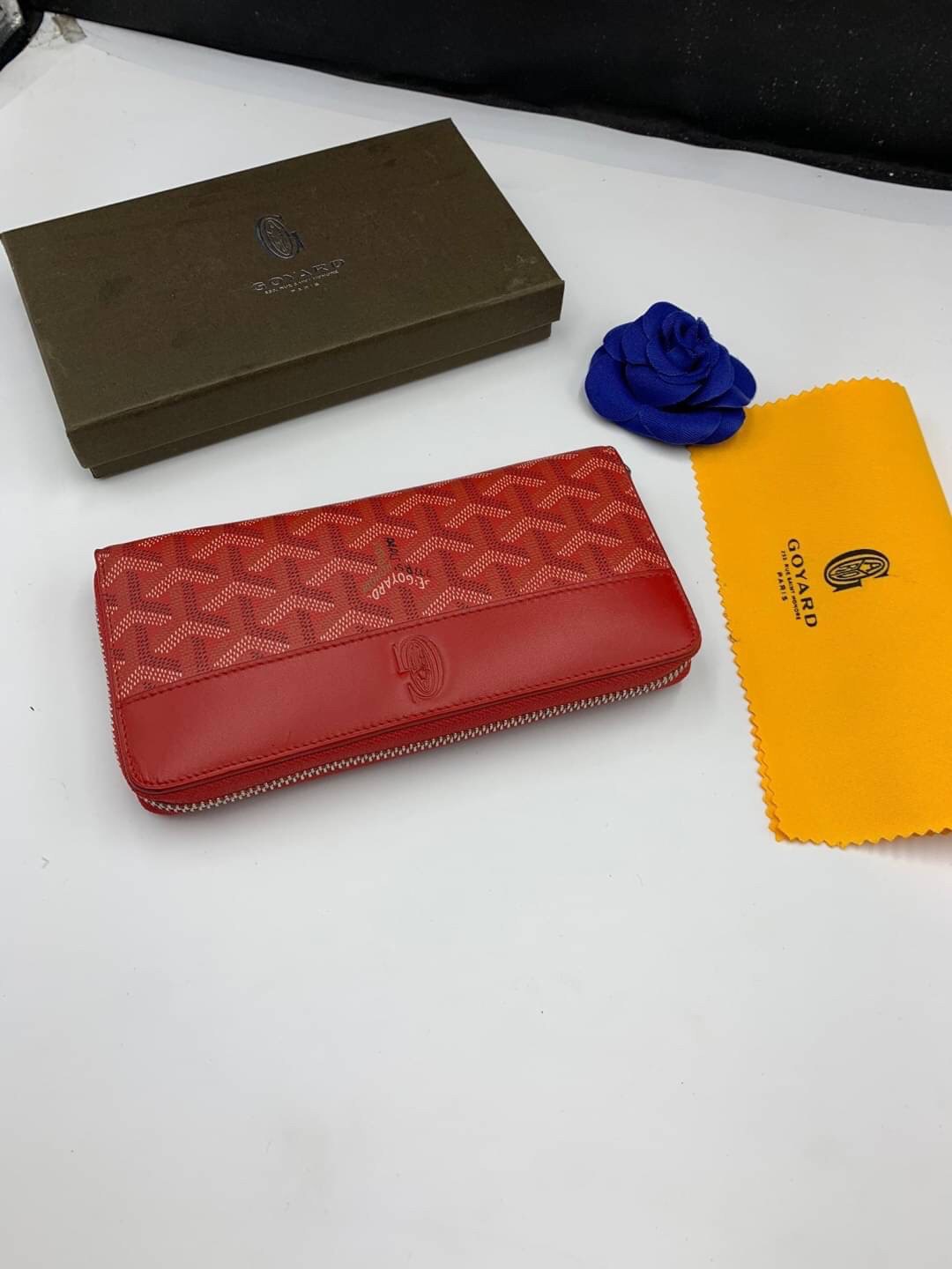 VIP GIFT 】GOYARD round zipper Matignon Long Wallet กระเป๋าสตางค์ซิปรอบใบยาว พร้อมส่ง 6 สี เหมาะกับการใช้งานทุกรูปแบบ นอกจากเพิ่มความมั่นใจแล้ว ยังทำให้ชีวิตของเราง่ายขึ้นอีกด้วย โดยการเปิดปิดแบบซิปรอบ สามารถใส่ธนบัตร เหรียญ บัตรต่างๆได้หลายใบเลยทีเดียว ขน