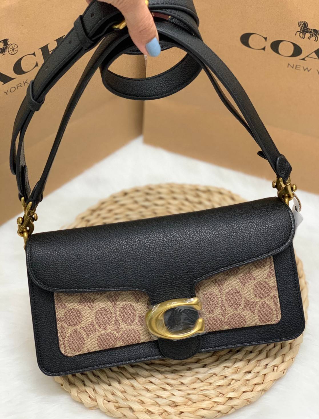 COACH TABBY SHOULDER BAG 26 พร้อมส่งที่ไทยอีกครั้งค่ะ!! กระเป๋าหิ้ว//คล้องไหล่//สะพายข้างได้ สุดคุ้ม! หนังแท้เรียบคลาสสิคเพิ่มความหรูเข้ามาค่ะ ด้านหน้ามีอะไหล่แบรนด์ตัวใหญ่โดดเด่น เปิดปิดกระเป๋าแบบกระดุมแม่เหล็ก ภายในมีช่องหลักใส่ของ2ช่อง;สามารถใส่กระเป๋า