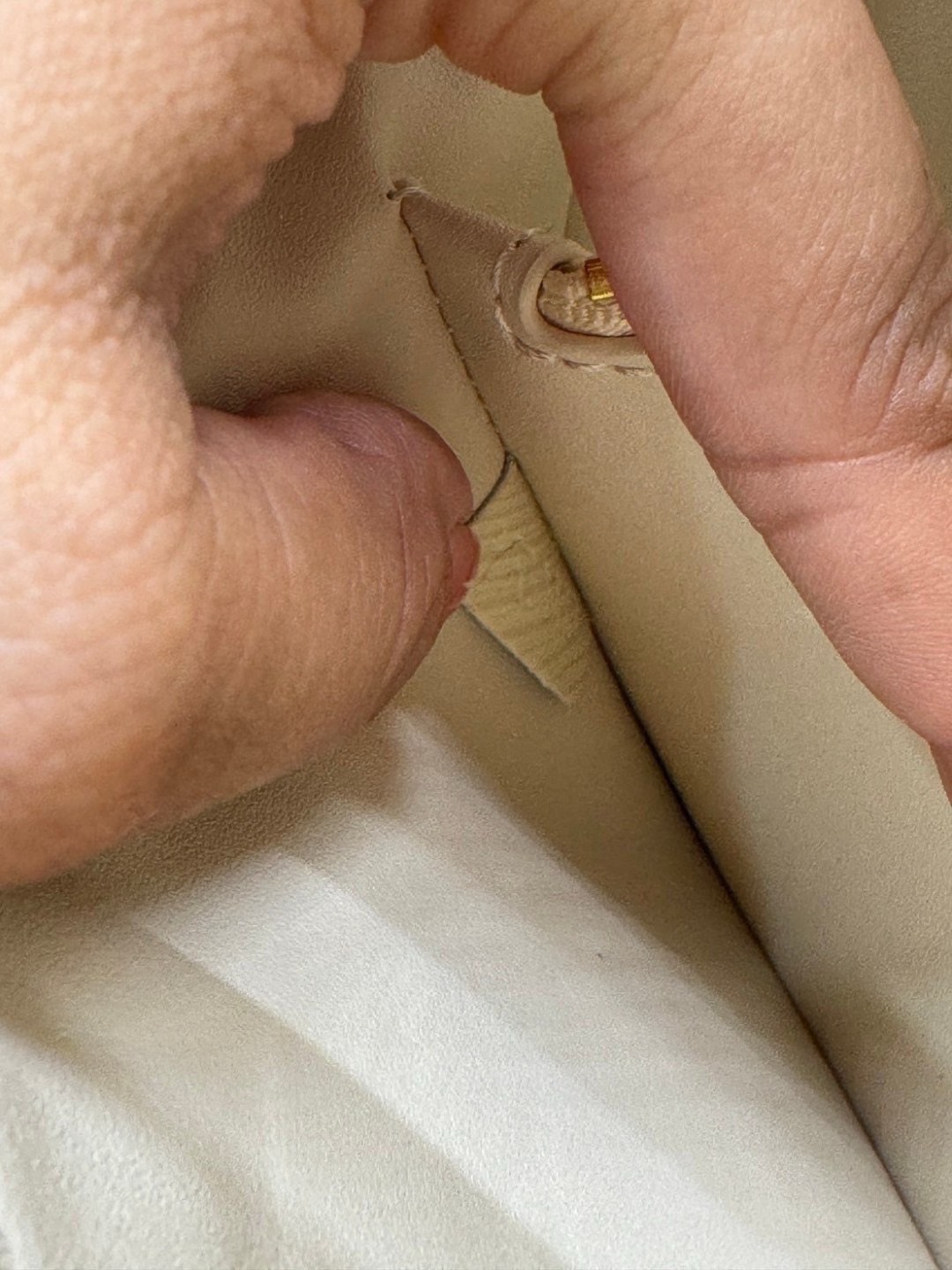 ORI หนังแท้ | LV Twist West Bag กระเป๋าสะพายหนัง Epi ลายเกรน สุดคลาสสิกมาดีไซน์ใหม่ในรูปทรงยาวเผยลุคมีระดับเหนือกาลเวลา ความหรูหราเข้ากับสตรีตสไตล์