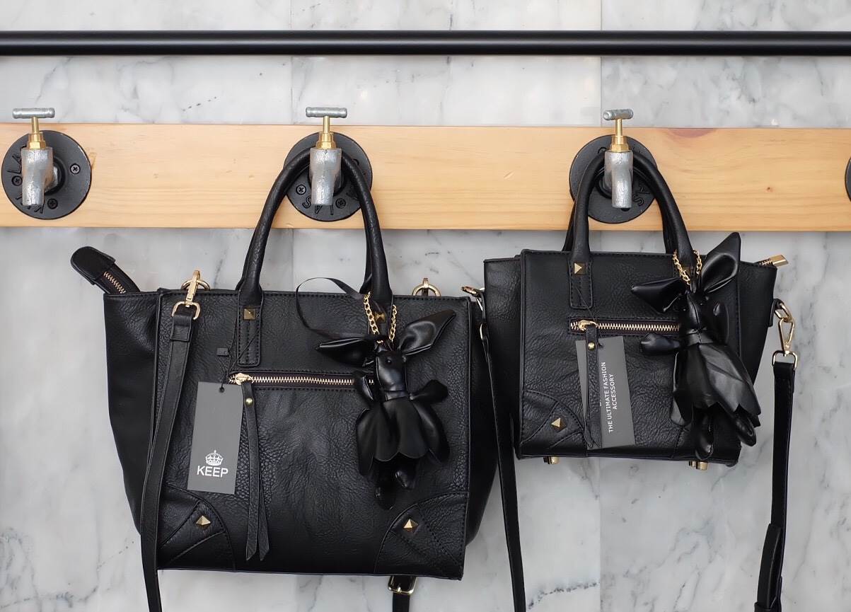 รุ่นใหม่ล่าสุดเลย ห้ามพลาดน๊า !! จากแบรนด์ KEEP รุ่น Teena mini handbag (( size นี้ ใส่กระเป๋าตังค์ยาว และโทรศัพท์ได้ทุกรุ่นคะ )) กระเป๋าสะพายข้าง ขนาดกะทัดรัด หนังเนื้อดี ลายหนังชัด ทนทานคะ น้ำหนักเบา ดีไซด์ ทันสมัย เข้าได้กับทุกชุด สายสะพายเป็นสายหนังปร