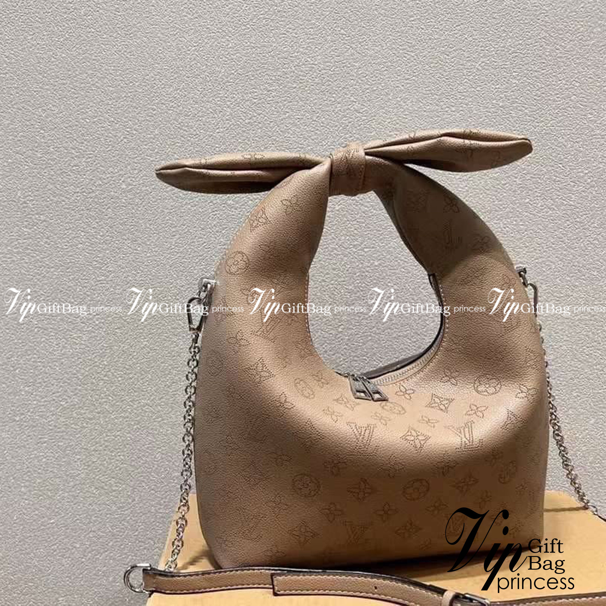 LV Why Knot PM Bag กระเป๋าสะพายงานแบรนด์ ผูกโบว์น่ารัก แต่คงความคลาสสิก งานหนังสวย ดีไซน์หรูหรา แมทช์กับการแต่งตัวง่าย จึงครองใจสาว ๆ ได้ไม่ยาก ไม่ว่าลุคไหนกระเป๋าใบนี้ก็คอมพลีทลุคได้อย่างสมบูรณ์แบบ ภาพถ่ายจากงานขายจริง ใช้งานต่างประเทศได้