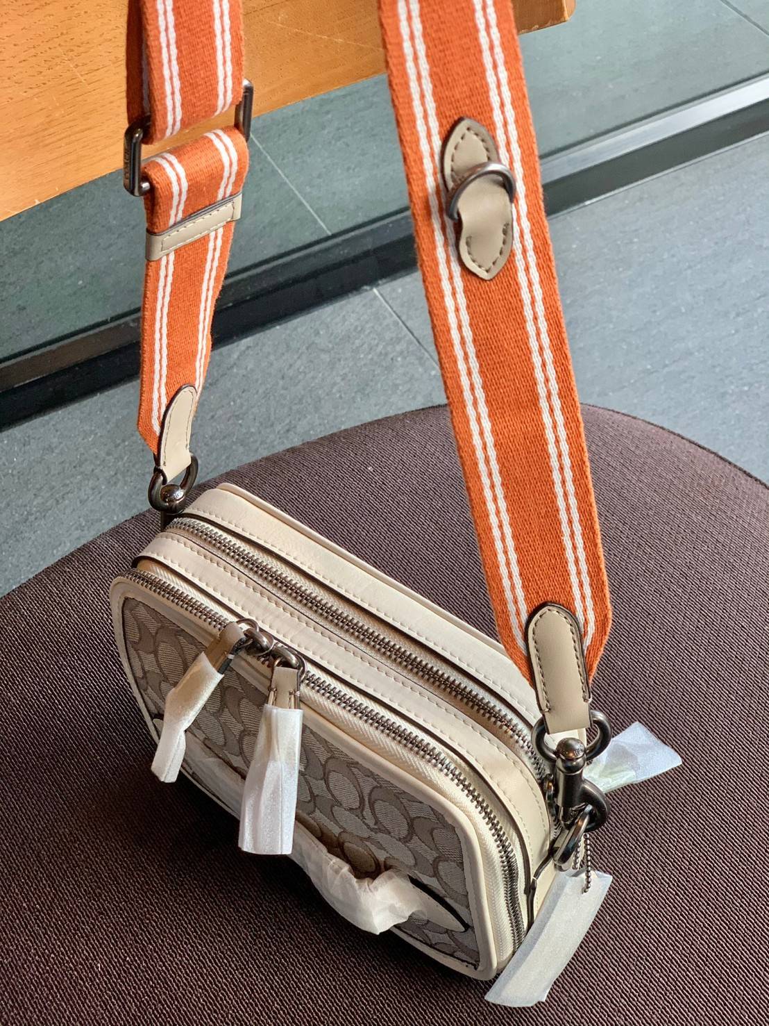 COACH CHARTER CROSS BODY IN SIANATURE JACQUARD((C3780)) 💋พร้อมส่ง สินค้าออกใหม่ ไม่มียังไงไหว!! ✔️กระเป๋าสะพายครอสบอดี้ร์ หรือสามารถสอดมือตรงหนังด้านหน้าถือแบบเก๋ๆได้ด้วยค่าา วัสดุJacquardทอบายแบรนด์อย่างดี ผสมหนังแท้ ได้ลงตัวสวยงาม น่าใช้