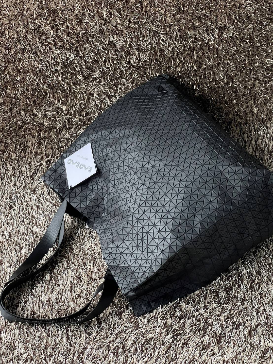 ORI 🥂 Baobao Issey Miyake Cart geometric tote bag / Miyake Cart Tote Bag รูปทรงที่สร้างขึ้นโดยบังเอิญ' เสื้อผ้าที่มีโครงสร้างและได้รับการออกแบบทางวิศวกรรมอันเป็นเอกลักษณ์ของแบรนด์ ส่งต่อไปยังเครื่องประดับที่น่าประทับใจและไร้กาลเวลาเหล่านี้ กร