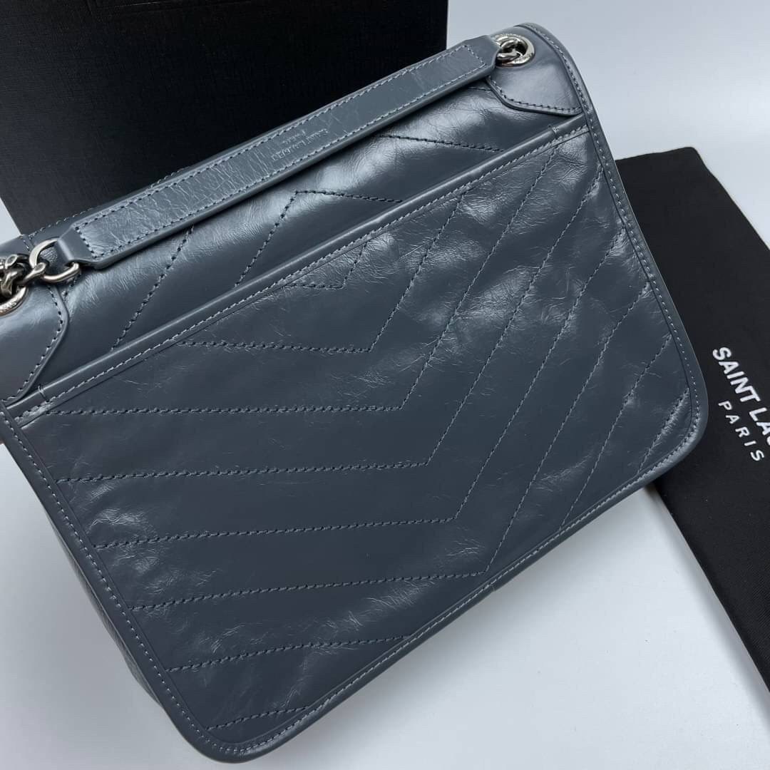 Saint Laurent Niki shoulder bag กระเป๋าสะพายรุ่นโดดเด่นด้วยโครงสร้างทำจากหนังวัว หนังมันเงา นิ่ม งานสวยมากๆ ค่ะ ด้านหน้าประดับโลโก้แบรนด์ และมีช่องสำหรับเก็บของที่หยิบใช้บ่อย ตอบโจทย์การใช้ชีวิตระหว่างวันได้ดีมากๆ สายสพายดีไซน์ได้หลายรูปแบบ แมทกับการแต่งต