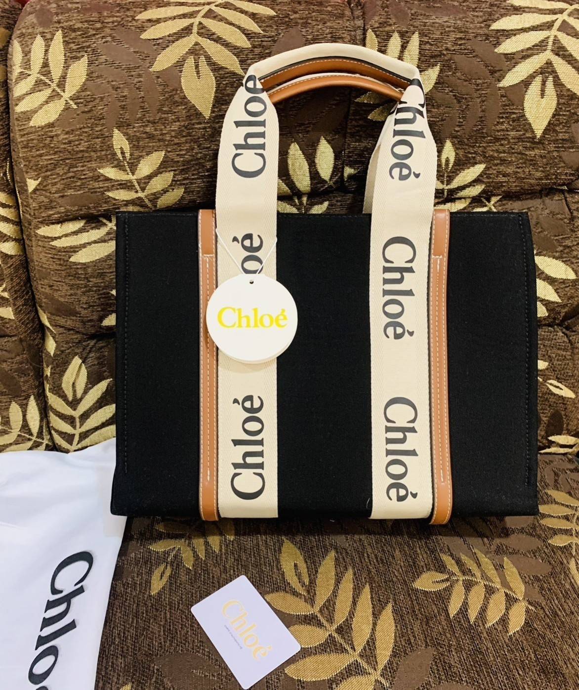 CHLOE Woody Medium canvas tote กระเป๋าทรงTote ผ้าCanvas งานฮอตรุ่นฮิตสไตล์หรู รุ่น Woody Medium ของ Chloé เข้ากับไลฟสไตล์ชีวิตประจำวัน ผ้าเนื้อหนา ใช้งานทนทาน