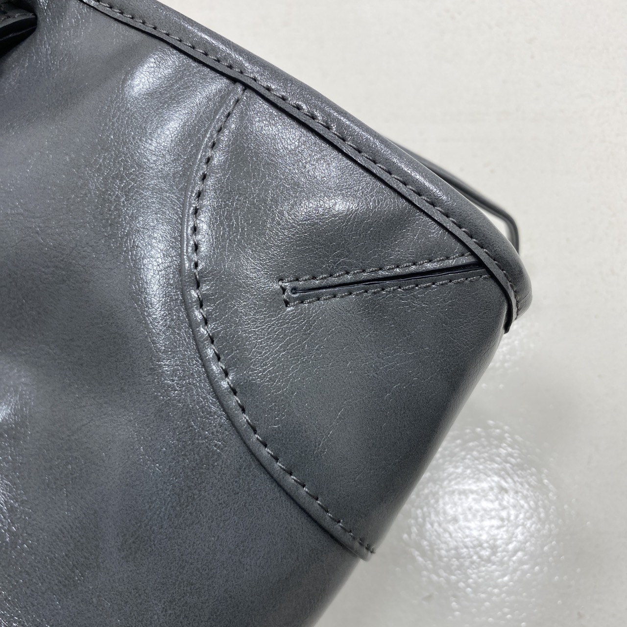 ORI หนังแท้ | Prada Bonnie medium leather handbag 32cm กระเป๋าสะพายทรงโท้ท โดดเด่นด้วยดีไซน์ที่เน้นความประณีตแต่ใช้งานได้จริง หนังเนื้อนุ่มเคลือบเงา เน้นย้ำเสน่ห์อันทันสมัยและใช้งานได้หลากหลาย