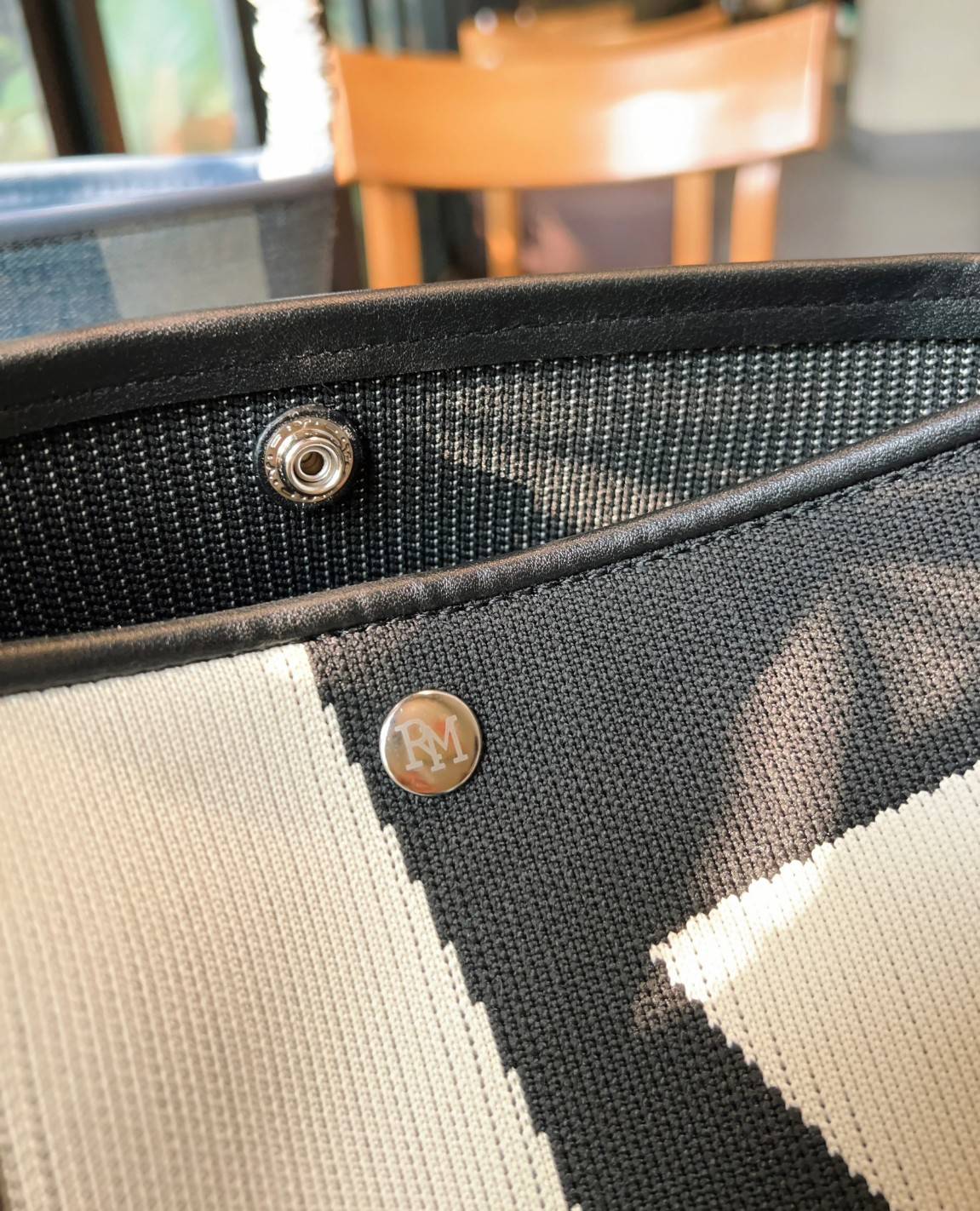 Rally movement the bag Knit Black เป็นไอเท็มที่ฮอตสุดๆแห่งปีจริงๆ กับกระเป๋าทรงบัคเก็ต น้ำหนักเบาๆ ฮอทติดลมบน จุของได้แบบหนำใจ ทอลายโลโก้ด้วยเทคนิค Sturdy Stretch Knit