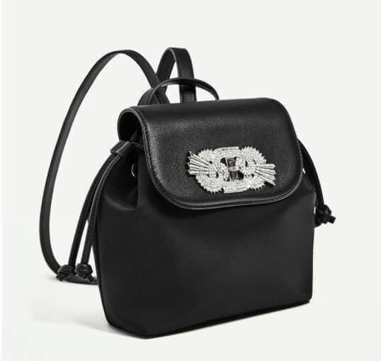 ZARA GAM DETAIL BLACK BACKPACK 2017 กระเป๋าเป้สีดำ ขนาดกำลังน่ารัก ด้านหน้าประดับเพชร และ crystal เพิ่มความ สวยหรู Diamante collection เปิดปิด ด้วยล็อคบิด ภายในมีโลโก้ และช่องใส่ของ พร้อมสายสะพาย โซ่ต่อหนัง ปรับระดับได้ ตัวจริงสวยหรูดูดีเข้าได้กับทุกชุดค่