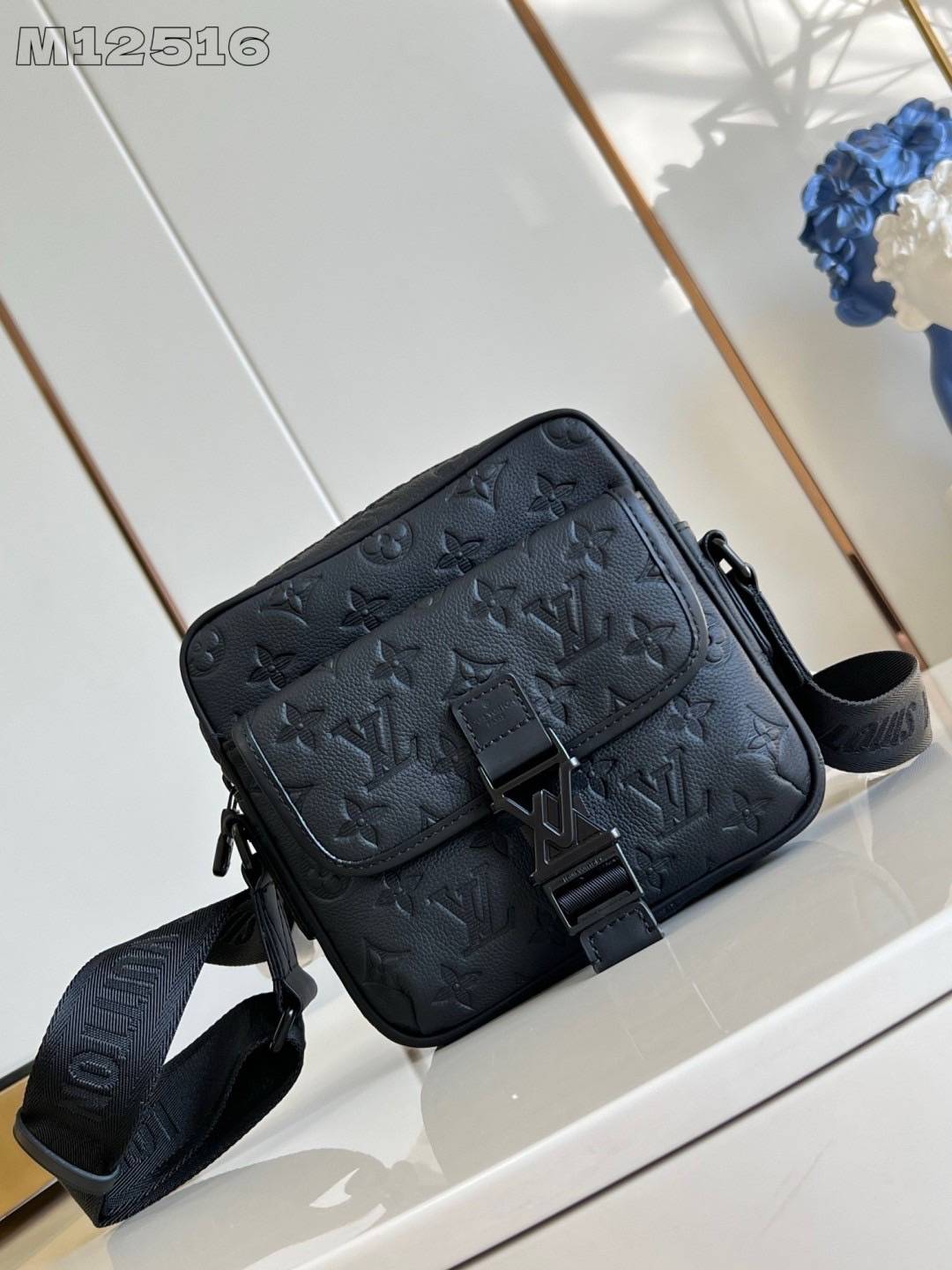 สลับแท้ LV Getaway Messenger Monogram Shadow Leather Bag กระเป๋าแมสเซนเจอร์ ขนาดกะทัดรัดเพรียวบางตอบโจทย์การใช้งาน โดดเด่นด้วยโลโก้ปั้มแบรนด์เต็มใบ