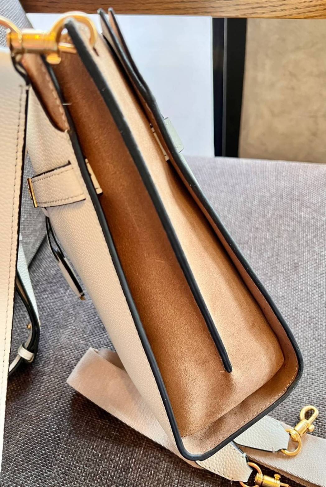 Large TORY BURCH LEE RADZIWILL PEBBIED BAG ((139014)) เป็นรุ่นที่สวย หรู น่าใช้มากๆค่ะ! ลุคหรูดูดีมากๆ กับกระเป๋าสะพายข้างจากTB ใบใหญ่