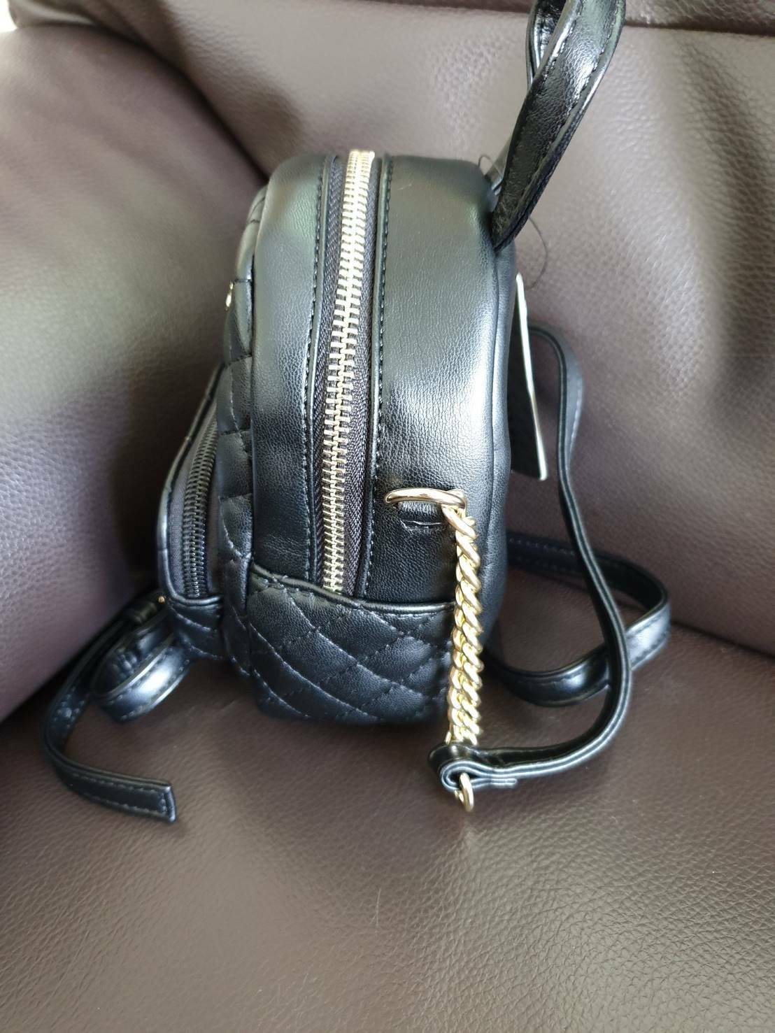 กระเป๋าสะพายข้าง Guess ด้านหน้าติดชื่อแบรนด์ มีช่องซิปด้านหน้า ด้านบนเป็นช่องเปิดปิดซิปมีสัญลักษณ์แบรนด์ติดที่ตัวจับซิปด้วย ด้านในเป็นช่องกว้าง มีช่องเสียบสิ่งของด้วยค่ะ ตัวสายสะพายเป็นโซ่ตัดต่อกับสายหนัง สามารถปรับระดับได้ สวยเก๋ขนาดนี้ รีบมาจับมาจองเป็น