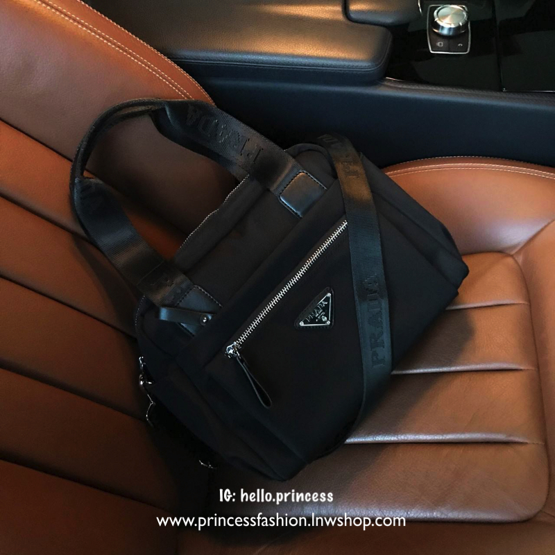 PRADA NYLON BOWLING BAG GIFT WITH PURCHASE GWP Limited edition พรีเมี่ยมกิ้ฟจากเคาน์เตอร์แบรนด์ต่างประเทศวัสดุ Nylon เนื้อหนาคุณภาพดีตามแบบฉบับแบรนด์ ด้านหน้ามี2ช่องซิปและโลโก้แบรนด์ ด้านข้างมีช่องใส่ของ ด้านหลังมี1ช่องซิป หูจับสะพายไหล่ได้ พร้อมสายสะพายย