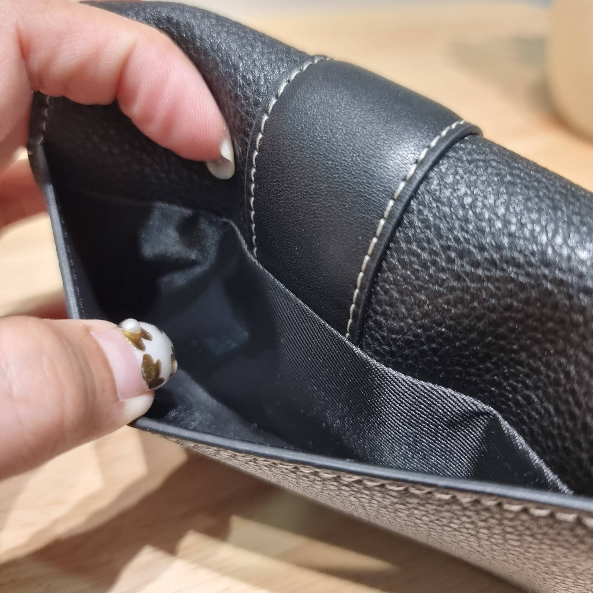 COACH MEDIUM GRACE WALLET IN SIGNATURE CANVAS CC061 CC060 CC059 พร้อมส่ง 5 สี กระเป๋าสตางค์ใบกลาง ดีไซน์หรู โดดเด่นด้วยโลโก้สไตล์วินเทจ คลาสสิค โทนสีใช้งานง่าย