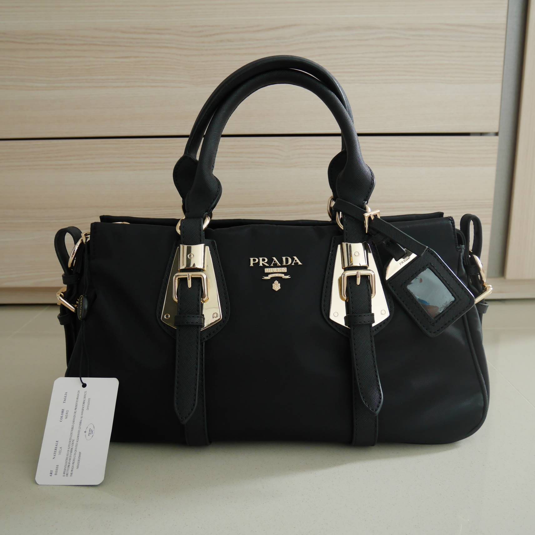 รุ่นขายดีที่สุด 💕 **ถือแล้วหรูมาก กระเป๋าสะพายทรง Handbag จากงานพรีเมี่ยมกิ้ฟ แบรนด์ PRADA ของแท้100% เป็นกระเป๋าผ้า Nylon สลับหนัง PU จุของได้เยอะ สะพายไหล่ได้ เปิดปิดด้วยซิป ถือก็สวยๆ มีสายยาวค่ะ ใช้แล้วสวยมากๆคุ้มเกินราคารับประกัน รีบช้อปก่อนหม