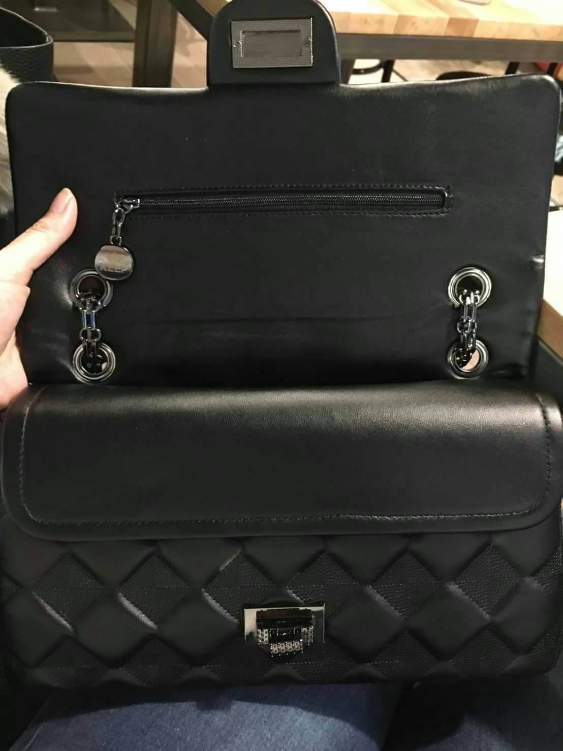 รุ่นยอดนิยม Best Seller 👍 KEEP classic chain shoulder bag👜 กระเป๋าทรงสวย ผลิตจากหนังแกะ ผิวสัมผัสคล้ายหนังจริง นิ่มมากๆ คะ ตัวกระเป๋าขนาดกำลังดี ใส่ กระเป๋าตังค์ยาว มือถือได้คะ สายโซ่อะไหล่ เทาดำ ดูคลาสสิคมาก ปรับได้ทั้งแบบสะพายสั้น และยาว