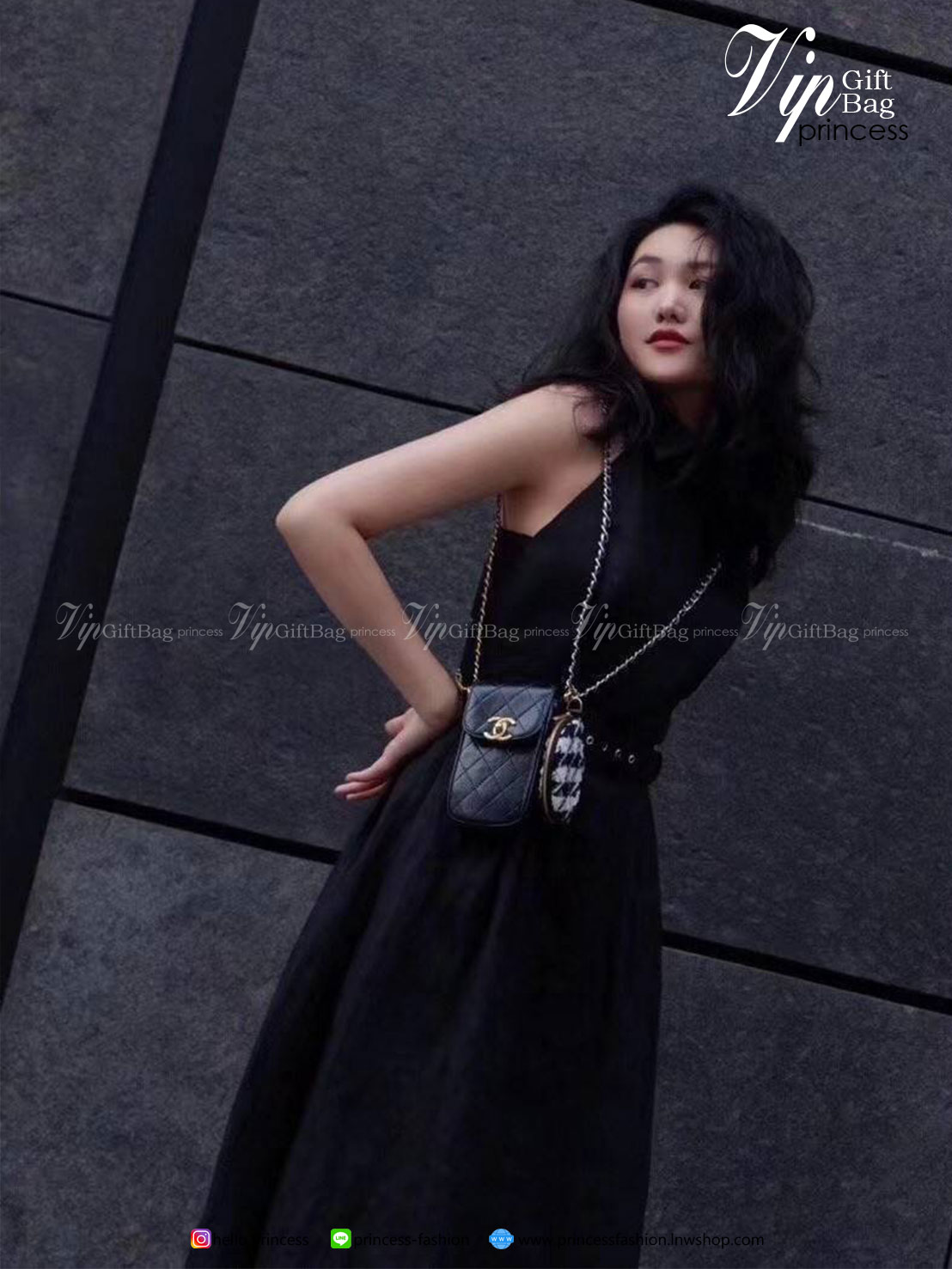 CHANEL VIP GIFT WOC BAG งาน CHANEL VIP GIFT ของแท้ 100% จากเคาเตอร์แบรนด์ CHANEL ทรงแนวตั้ฝน่ารัก ขนาดกำลังดี วัสดุหนังเรียบพิมพ์ลายยับ เปิดปิดด้วยตัวล้อคปั้มแบรนด์ อะไหล่ทอง ลายวินเทจ ด้านในใส่โทรศัพท์ได้ถึง NOTE10+ มาพร้อมสายโซ่สลับหนังเอกลักษณ์โซ่สองสี