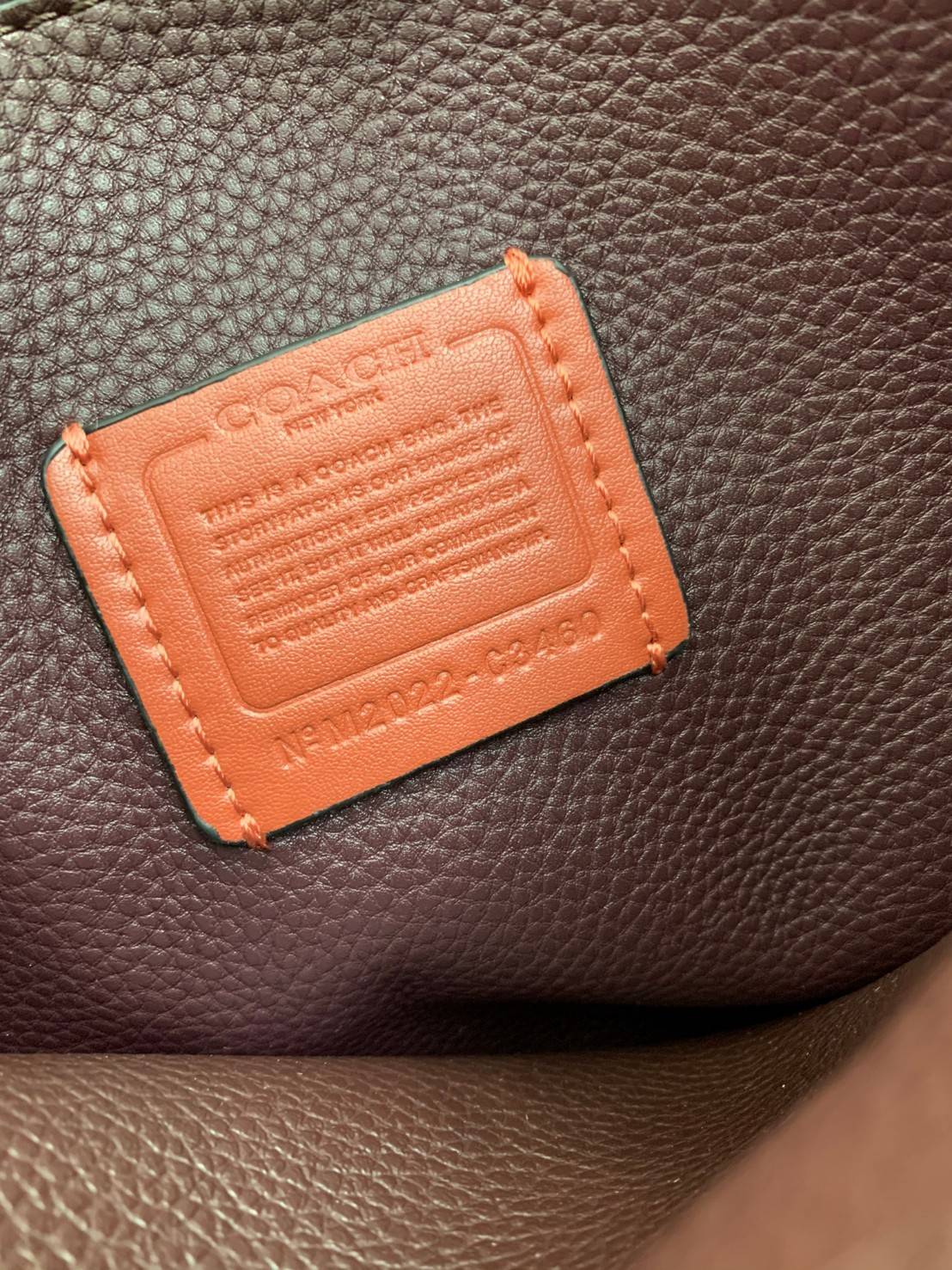 COACH C3889 TYLER CARRYALL 28 IN SIGNATURE CANVAS ((C3460//C3889)) รุ่นยอดฮิตที่สาวๆหลายคนเรียกร้อง กับกระเป๋าถือ/สะพายทรงสวย ที่มาพร้อมสายสะพายไหล่ในตัว และสายครอสบอดี้สำหรับสะพายข้าง ตัวกระเป๋าถูกแบ่งเป็นสัดส่วนสวยงาม มีช่องซิปกลางที่ใหญ่พอสมควร และยังม