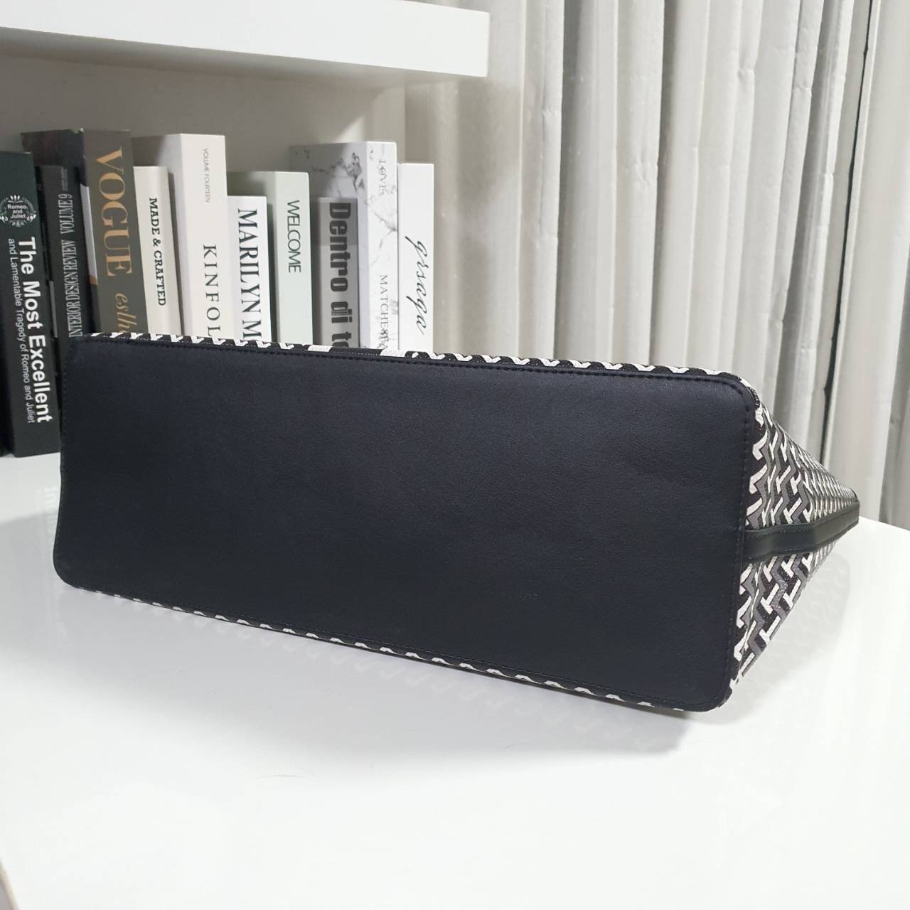 TORY BURCH T LINK TOTE BAG กระเป๋าสะพายไหล่ทรงช้อปปิ้ง ทรงคลาสสิค ฮิตตลอดกาล ทรงสวยขนาดกำลังดี ตัวกระเป๋า วัสดุหนัง PU ด้านหน้าติดโลโก้แบรนด์มาพร้อมที่คล้องกุญแจ ตัดแถบเส้นลายกราฟฟิค เปิดปิดด้วยกระดุมแม่เหล็ก ภายในมีช่องแยกลายแบรนด์สวยงาม โล่งกว้าง ภายในบ