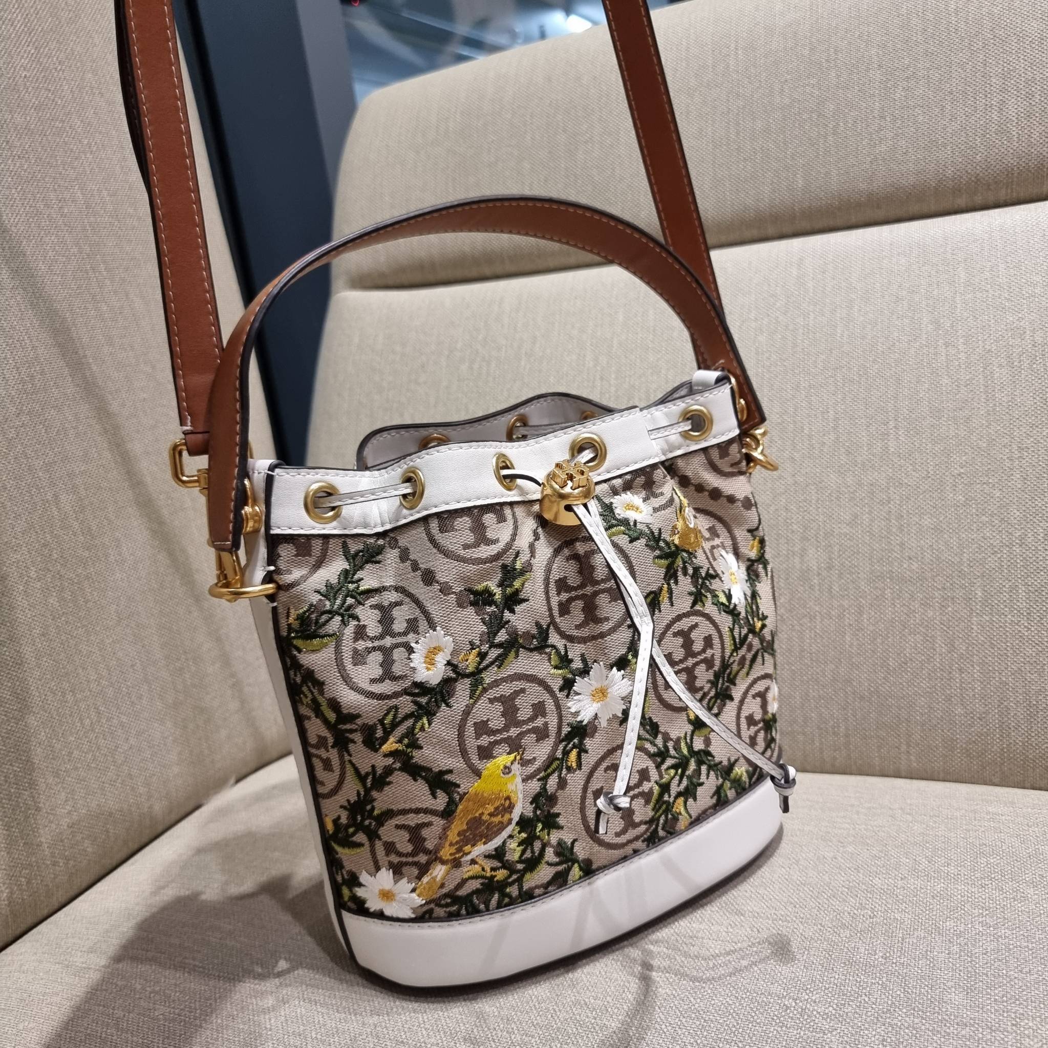 TORY BURCH T MONOGRAM JACQUARD EMBROIDERED BUCKET แรร์ไอเท็มรุ่นยอดฮิต ใบใหญ่ไซส์กำลังดี!! ที่สุดของรุ่นที่ตามหา!! สวยสุดกับดีไซน์ลายปัก ที่ดูแพง!! กระเป๋าบัคเก็ตทรงสวย ที่ดาราเซเลปใช้กันมากมาย ในราคาที่จับต้องได้ โดดเด่นด้วยลวดลายเอกลักษณ์ และลายปักธรรมช