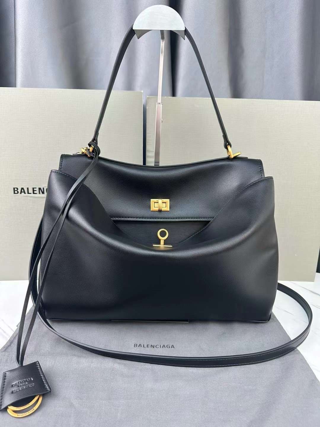 Balenciaga Rodeo Medium Handbag in Black 35cm กระเป๋าสะพายหนังเรียบผิวสัมผัสนุ่มสบายผิว ดีไซน์เรียบหรูตามเอกลักษณ์ของแบรนด์ ภายในโล่งกว้าง จุของได้เยอะ ใบจริงน้องสวยน่าใช้มาก จัดให้ครบเซ็ทในราคาน่ารัก ห้ามพลาด!!