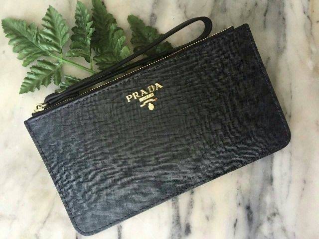 มาใหม่ค่ะ!! กระเป๋าคล้องมือสุดหรู งานพรีเมี่ยมกิ๊ฟ จากแบรนด์ PRADA ขนาดกำลังดี บนลายหนัง Saffiano โดดเด่นด้วยอะไหล่โลโก้สีทอง ปิดเปิดด้วยซิป ด้านในมีช่องใส่บัตรได้ถึง 3 ใบ ใส่ธนบัตรหรือเหรียญได้จุใจเลย รุ่นนี้ใส่ iPhone7+ได้ด้วยนะคะ แถมมีสายคล้องมือและกล่
