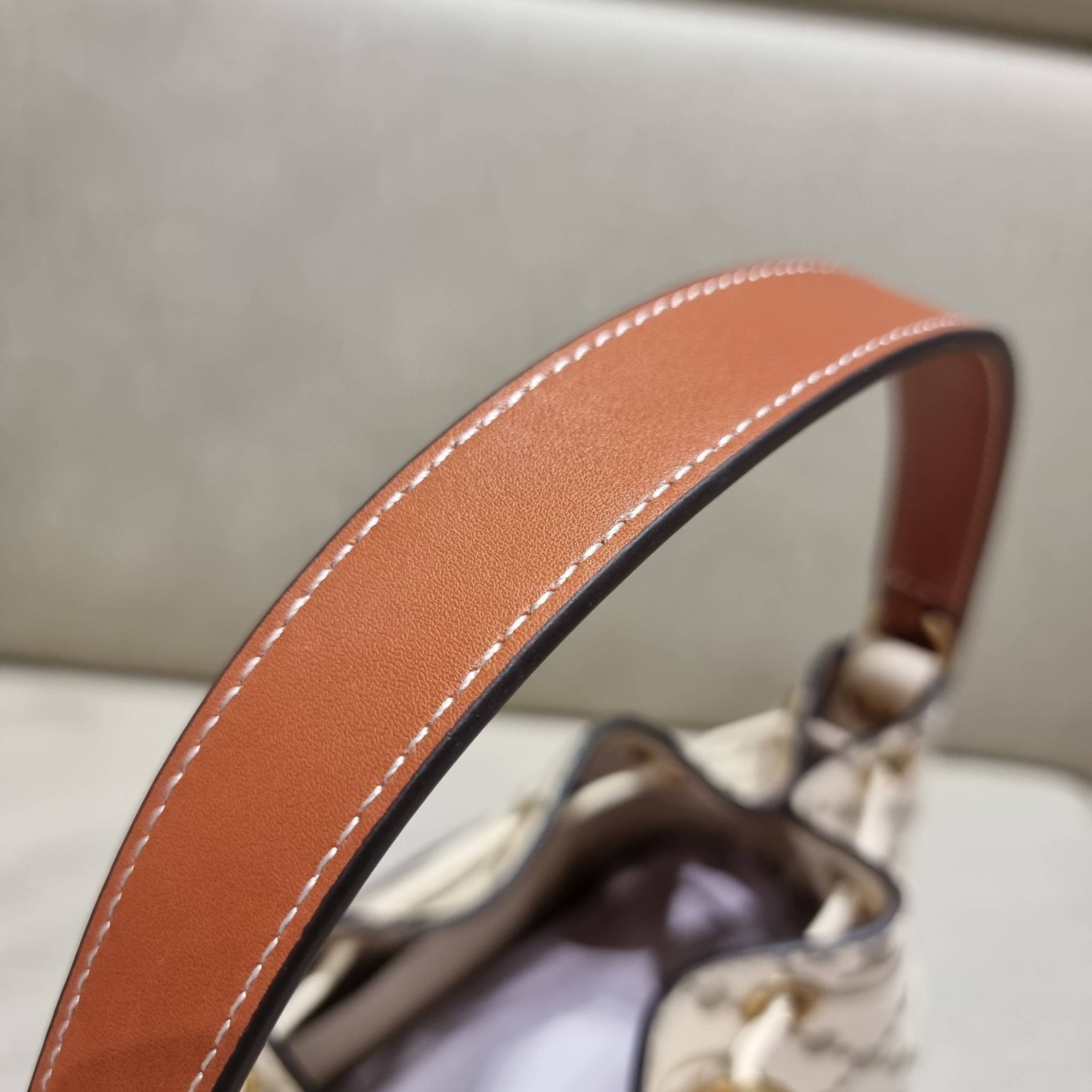 TORY BURCH T MONOGRAM EMBOSSED BUCKET BAG คอลเลคชั่นใหม่ กับกระเป๋าบัคเก็ตทรงยอดนิยม ดีไซน์ใหม่ล่าสุด สวยลูกคุณหนู หรูหรา!! ด้วยดีเทลผิวลายนูนลวดลายเอกลักษณ์ วัสดุหนังแท้ ปากกระเป๋ารูดเปิด-ปิดได้ มีหูจับในตัว สะดวกใช้ไปอีก และมีสายสะพายข้าง ปรับได้อีกด้วย