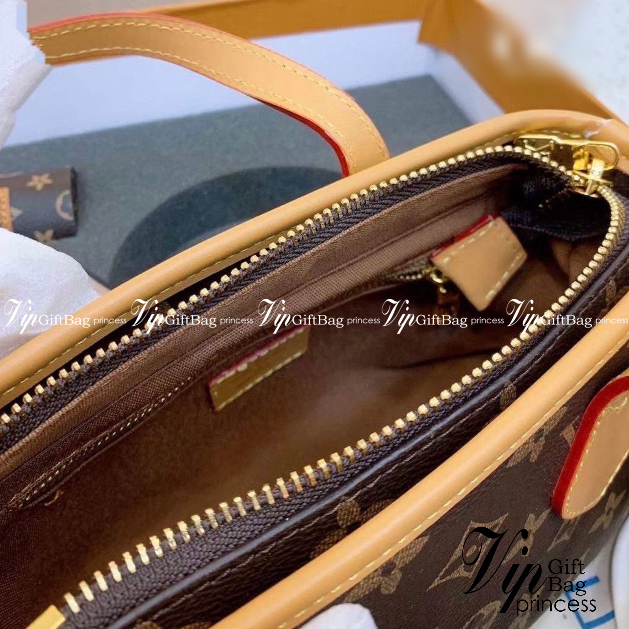 Set 3 ชิ้น LV Mini Tote Bag New in!! กับ box set ชวนสะสม ที่จับเอารุ่นยอดฮิต มามิกซ์รวมกับไอเท็มสุดคุ้มของมันต้องมี!! จัดเรียงให้อยู่ในกล่องสุดหรู ไม่ว่าจะตัวกระเป๋า กระเป๋าสตางค์ กระเป๋าจิ๋ว ใบไหนๆก็นำมาใช้งานได้จริง คุ้มค่ามากๆ แถมฟรี! ริบบิ้นลายลิมิเต็