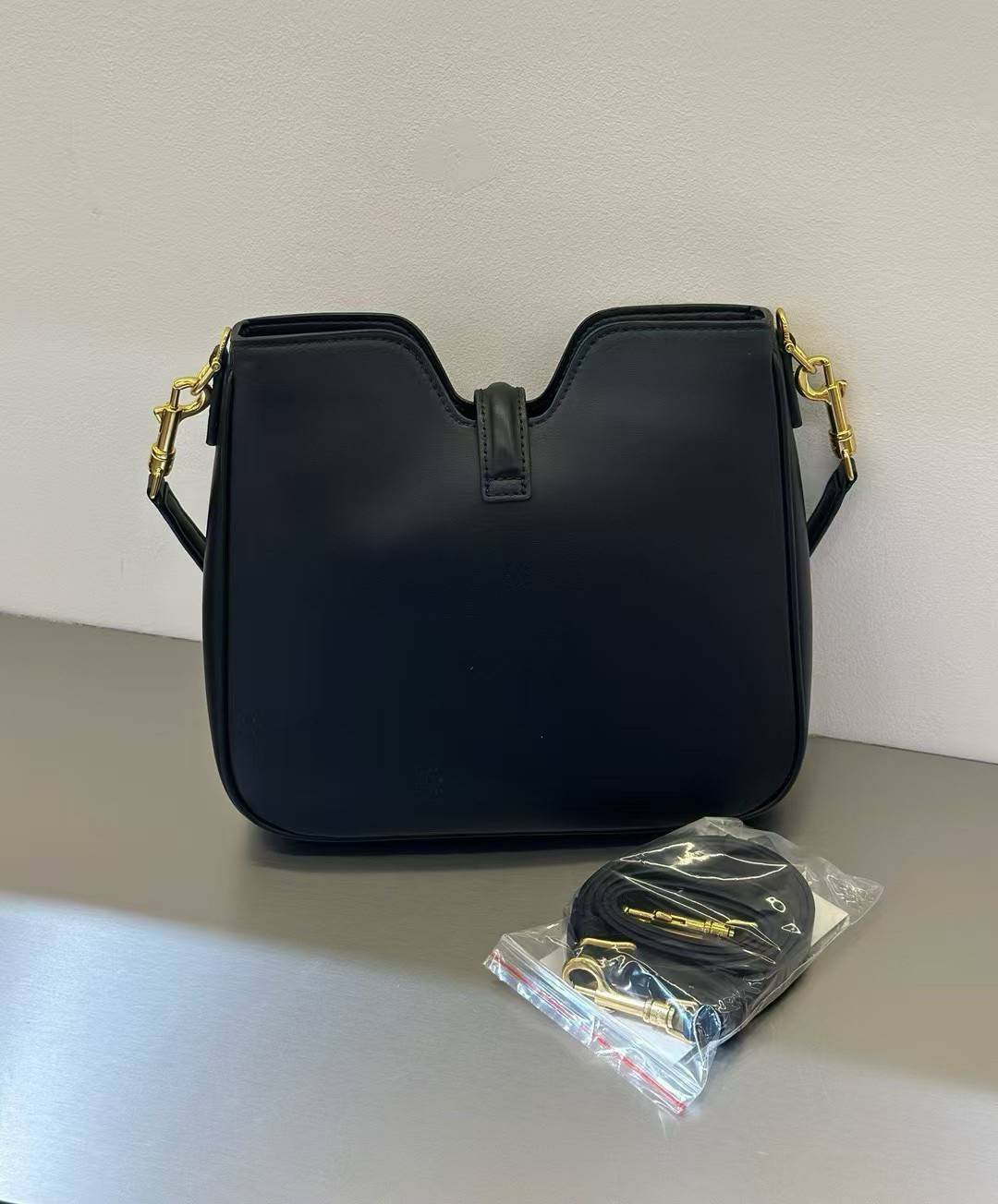 ORI หนังแท้ | CELINE CAMILLE 16 SOFT BAG IN SMOOTH กระเป๋าทรงโฮโบที่ตัวแม่ตัวมัมใช้กันเยอะสุดๆ ด้วยรูปทรงยอดนิยม สะดวกใช้ด้วยอะไหล่บิดล็อค สีทองสวยโดดเด่น